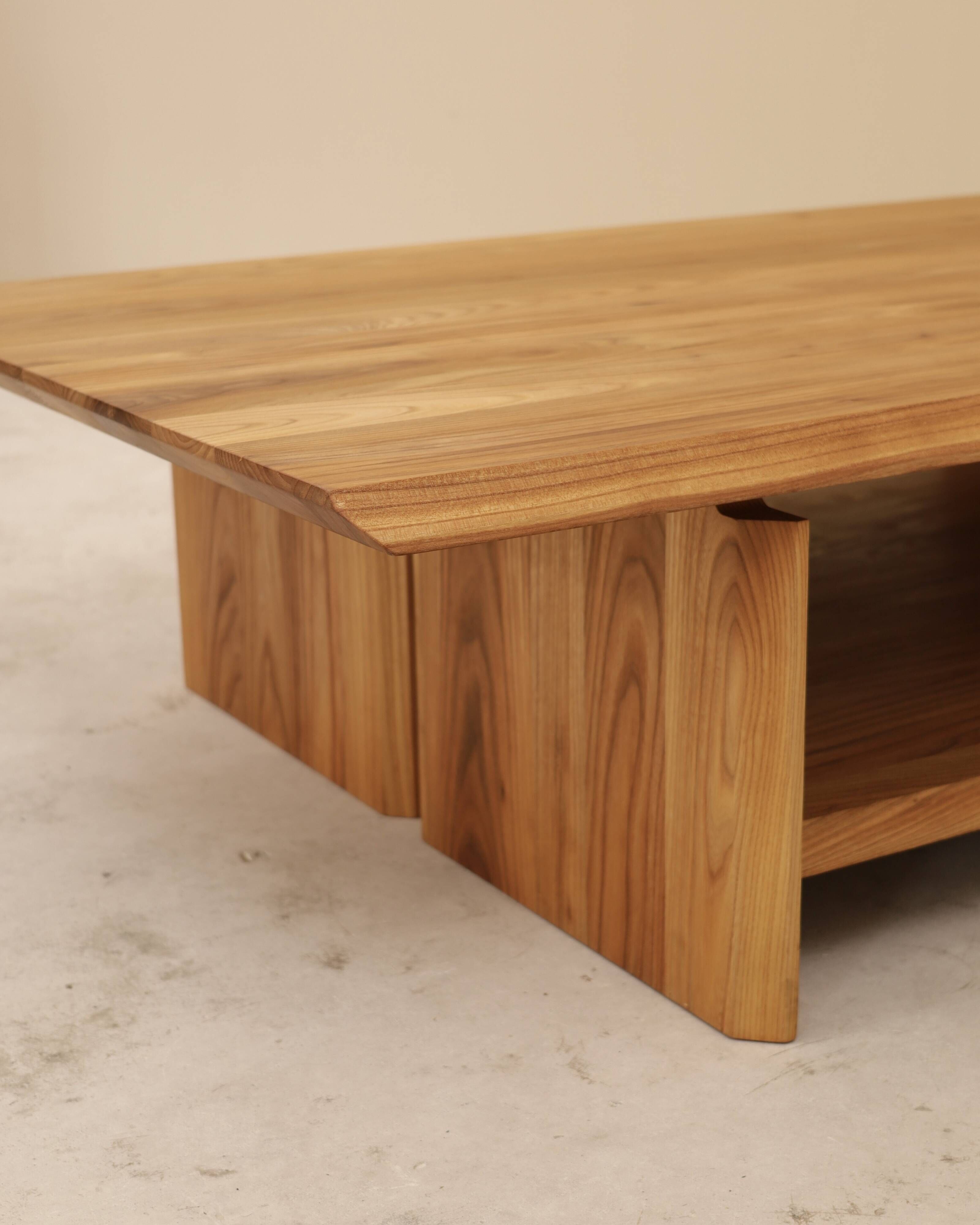 Table basse en orme massif, France, 1980