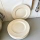 6 assiettes en faïence écru