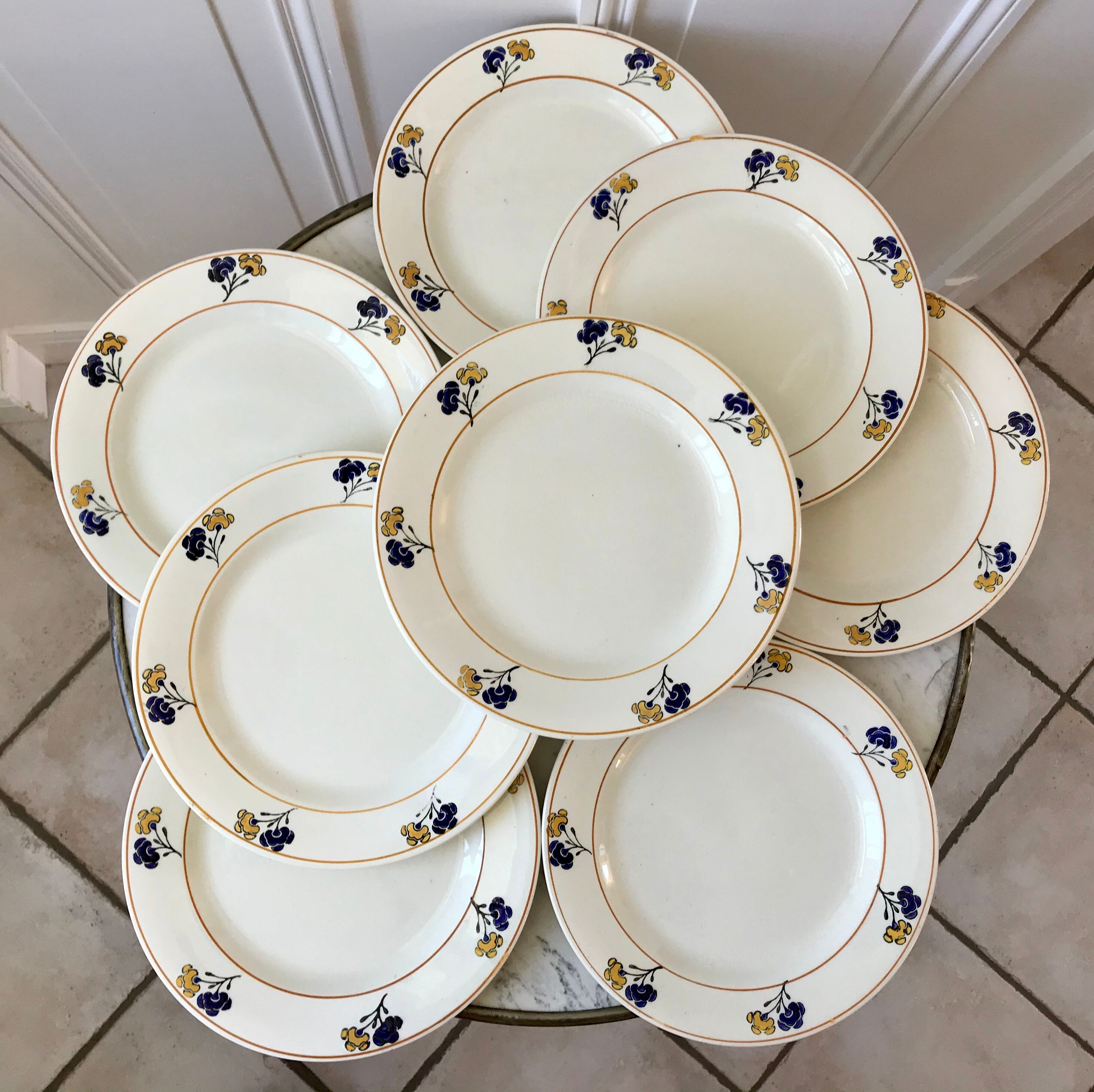 Lot de 7 assiettes plates Terre de Fer modèle "Romeo" début XXème