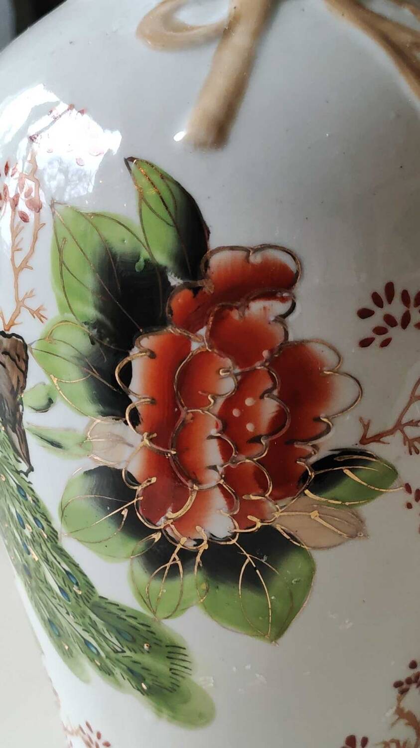 Chinese polychrome porcelain base. Peacock/birds of paradise designs. Corolla-shaped collar with ribbon. 30 x 15 cm