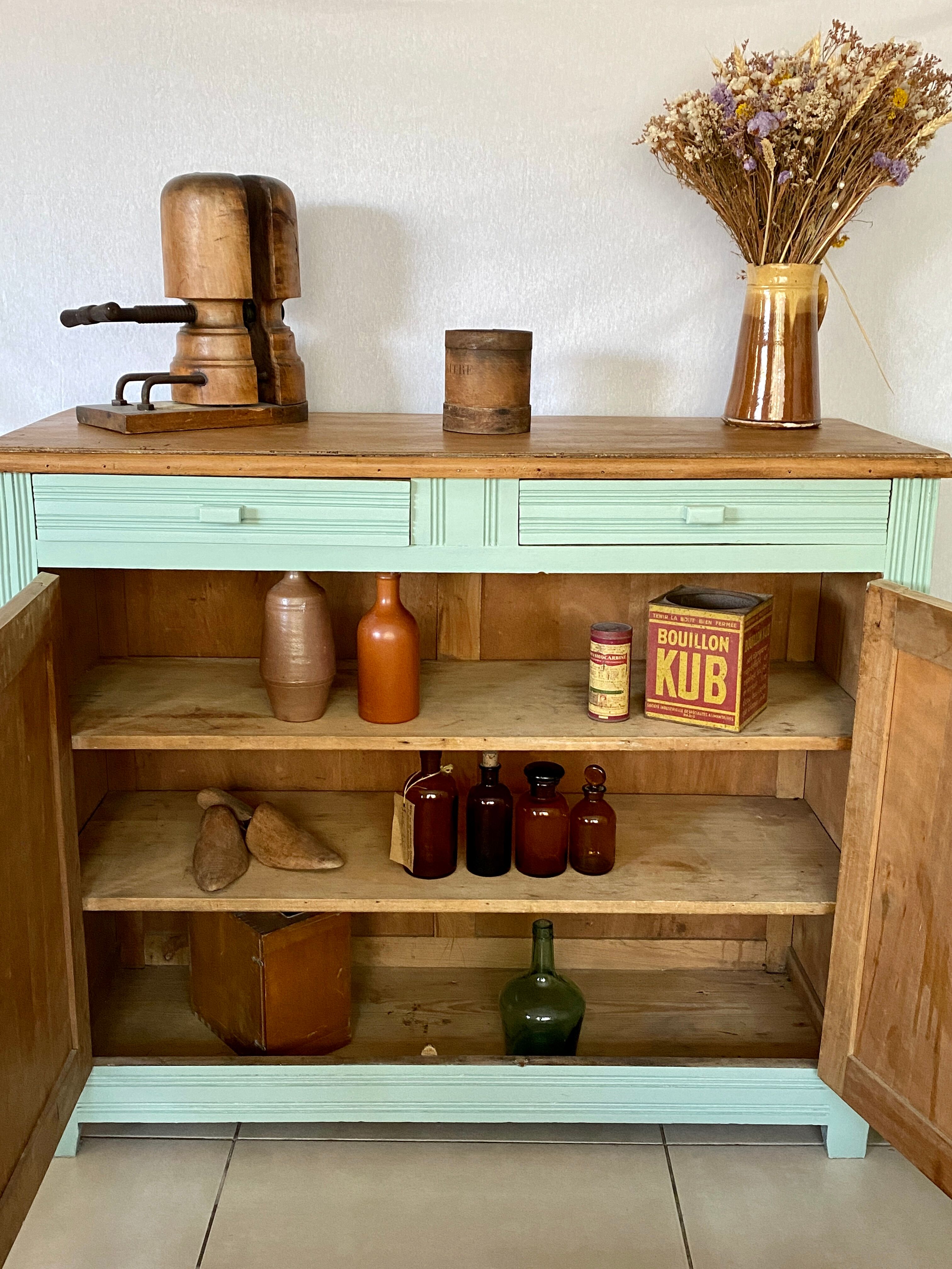 Green Parisian buffet mint