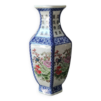 Vase Chinois hexagonal en porcelaine polychrome. Motifs Oiseaux du paradis/Floral. Estampillé. Haut 30 cm