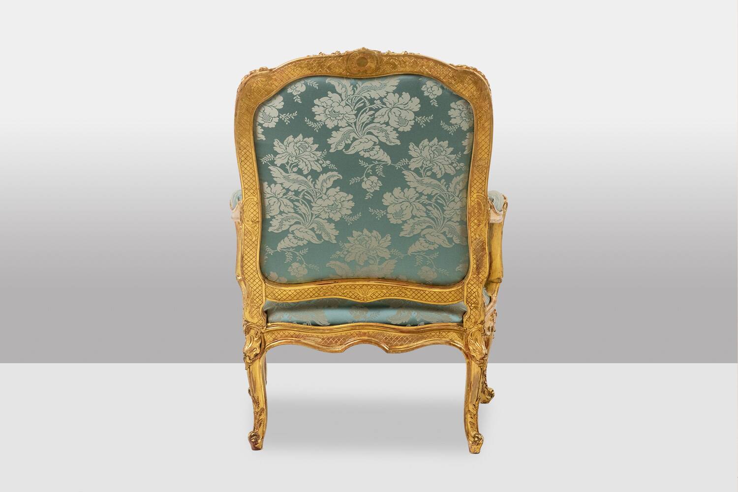 Salon de style Louis XV à chassis en bois doré. Circa 1880.