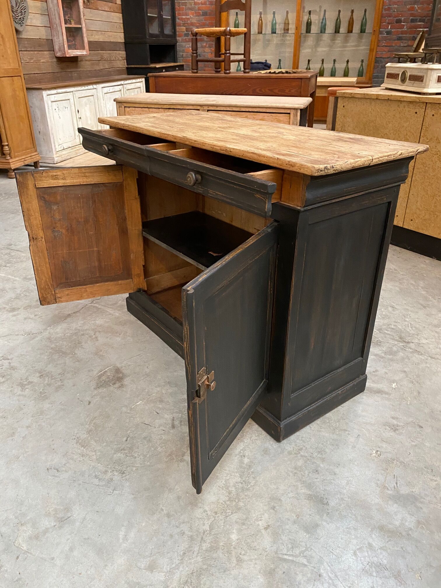 Buffet 2 doors early XXth