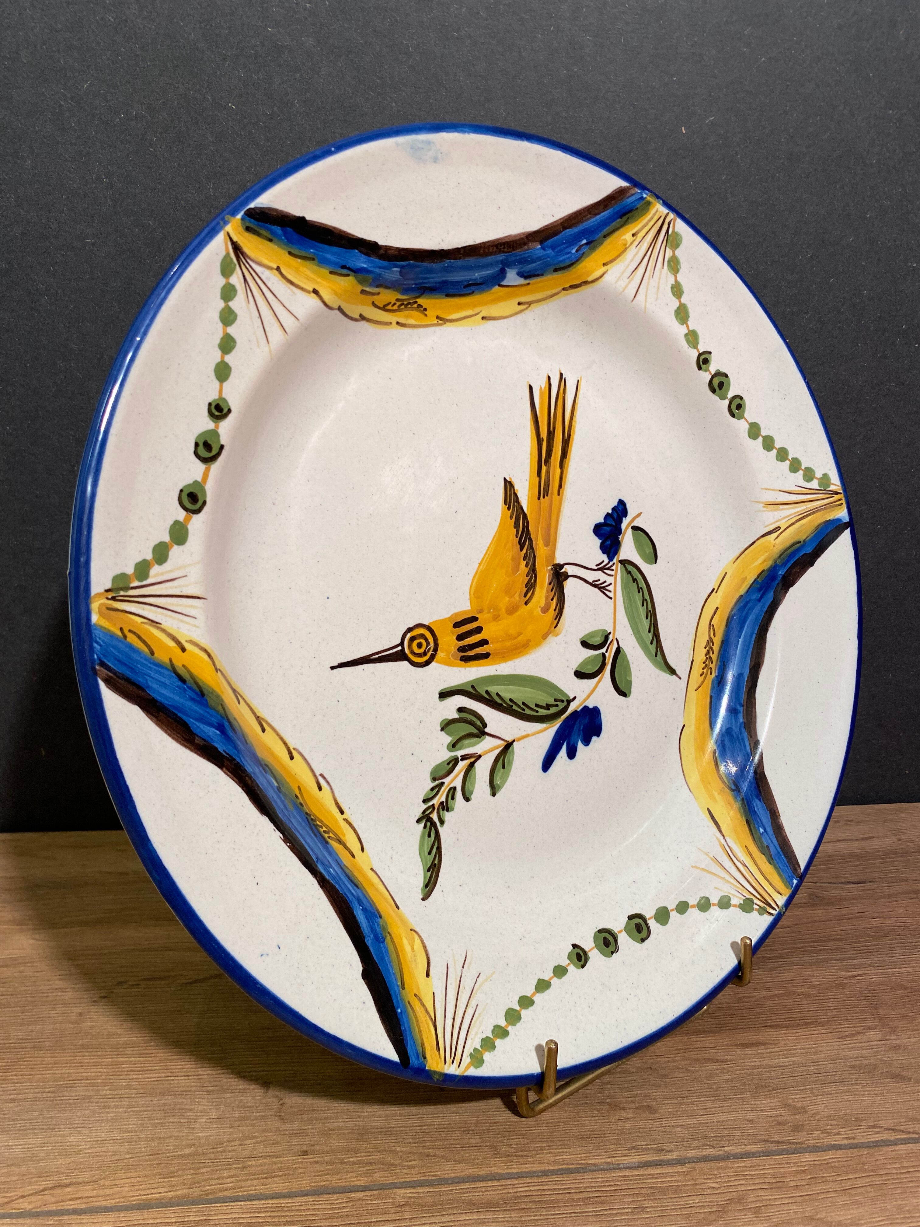 Grand plat en faïence signée à décor d'oiseau
