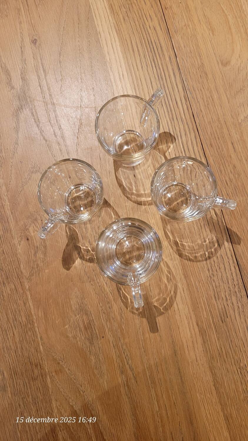4 transparent glass coffee cups