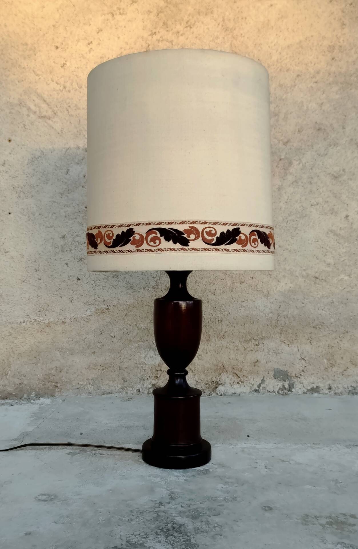 Table lamp base in turned solid wood (mahogany) - mid 20th century.