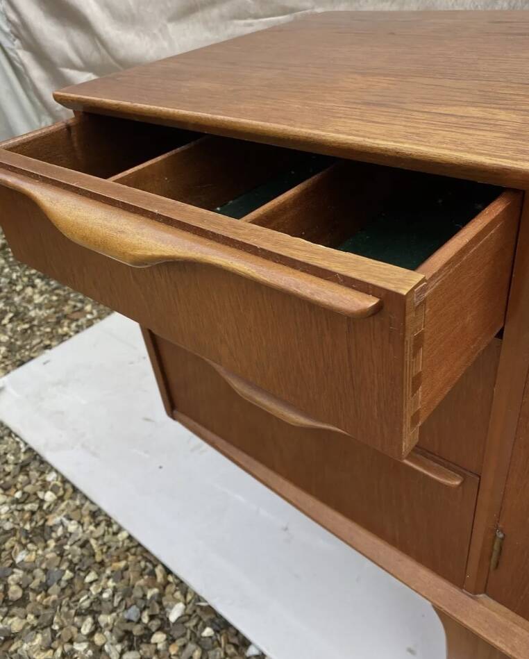 Mid-century Jentique sideboard / Long John in teak. Modern/retro/Danish vintage style.