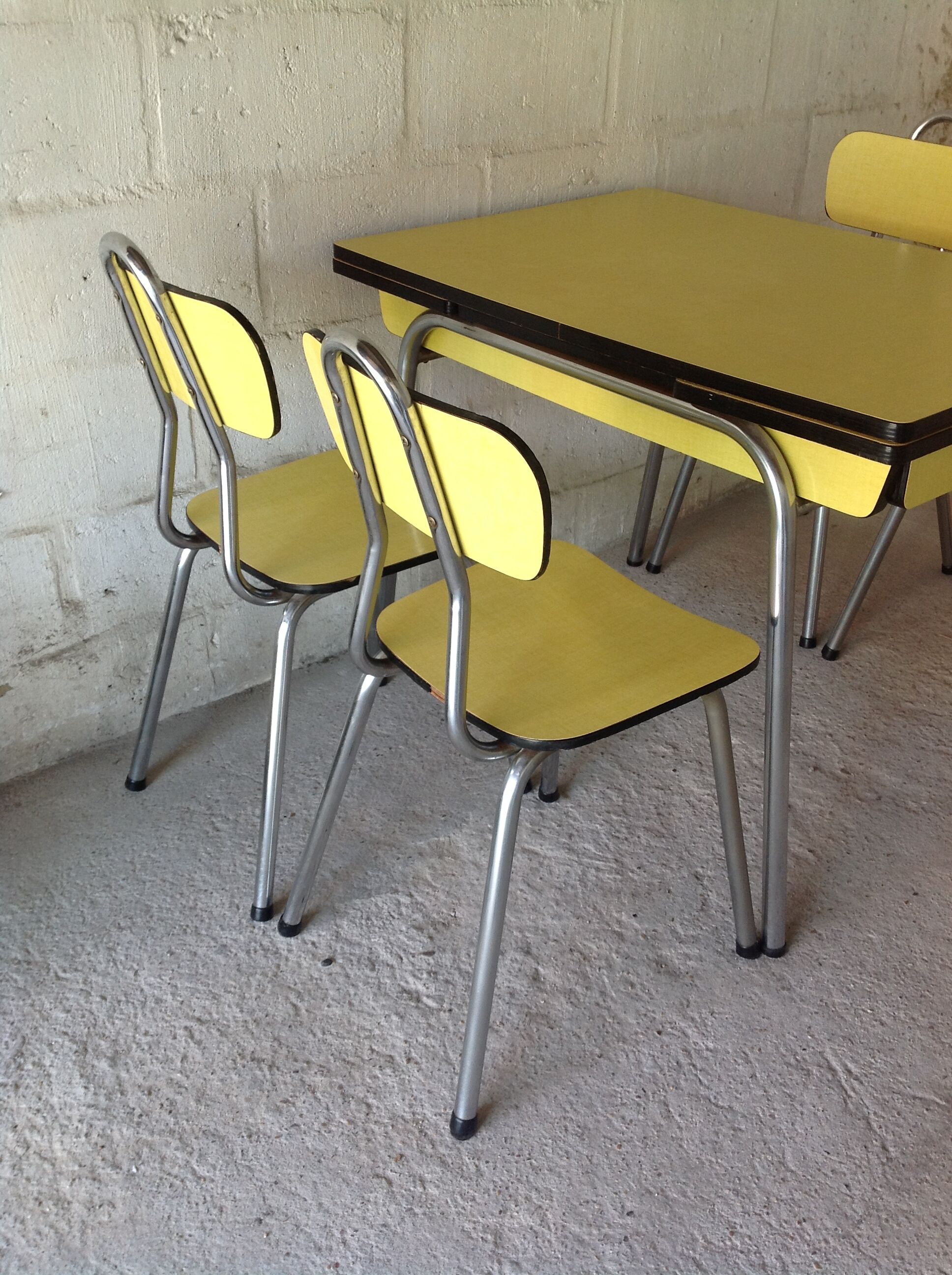 Yellow formica table and its 4 chairs