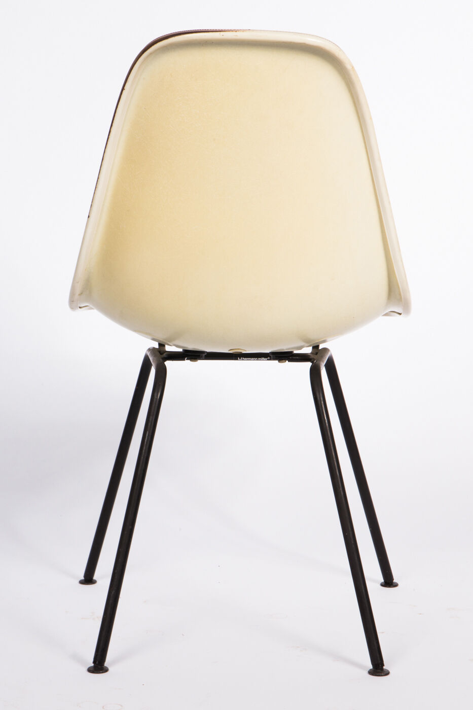 DSX Eames fiberglass chair
