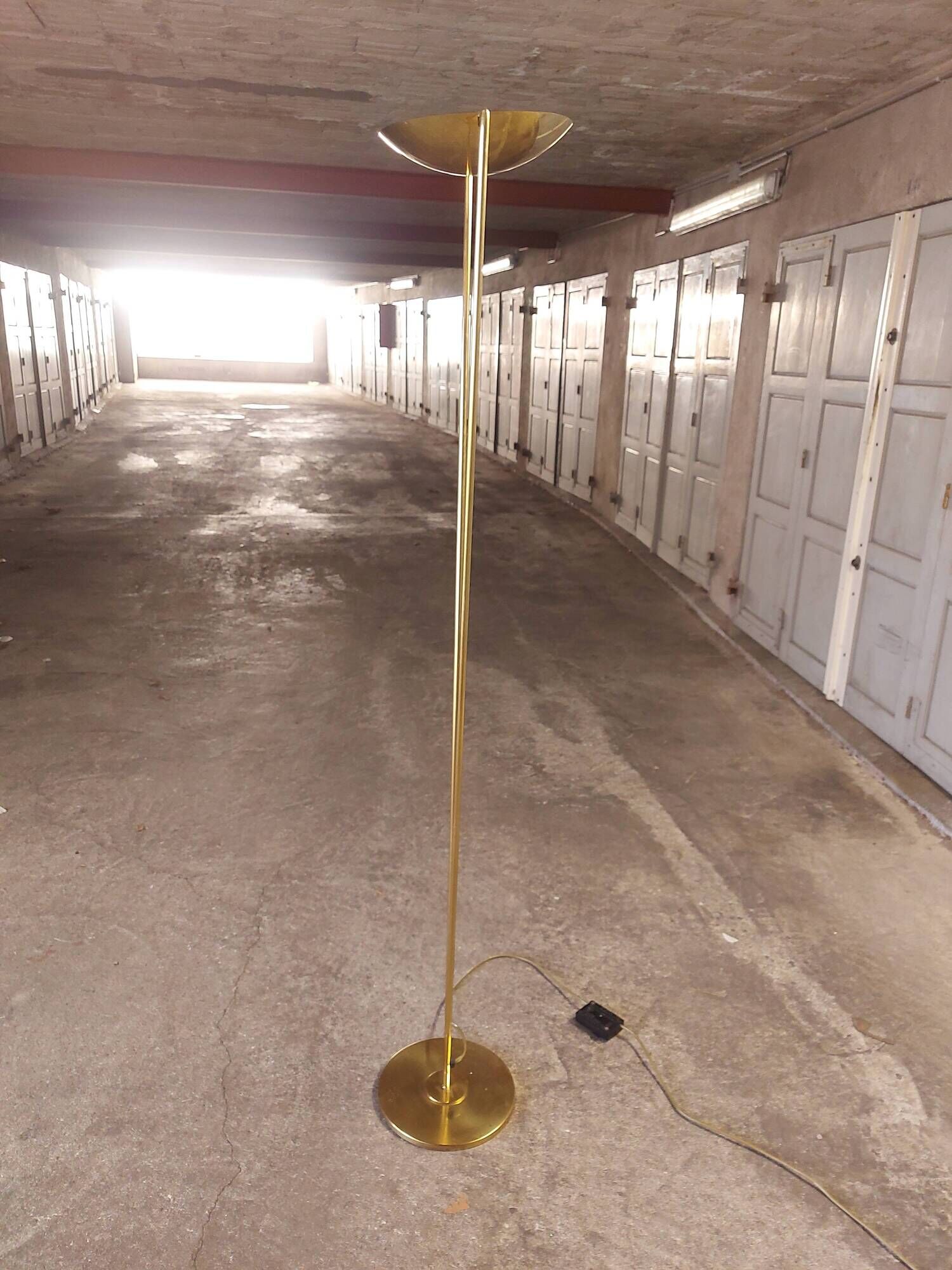 Victory brass floor lamp from the 80's, design studio Artof for Lumen