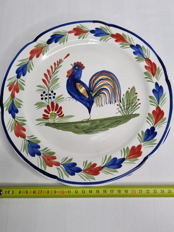 Paire d'assiettes plates Henriot Quimper à décor de coq et de fleurs