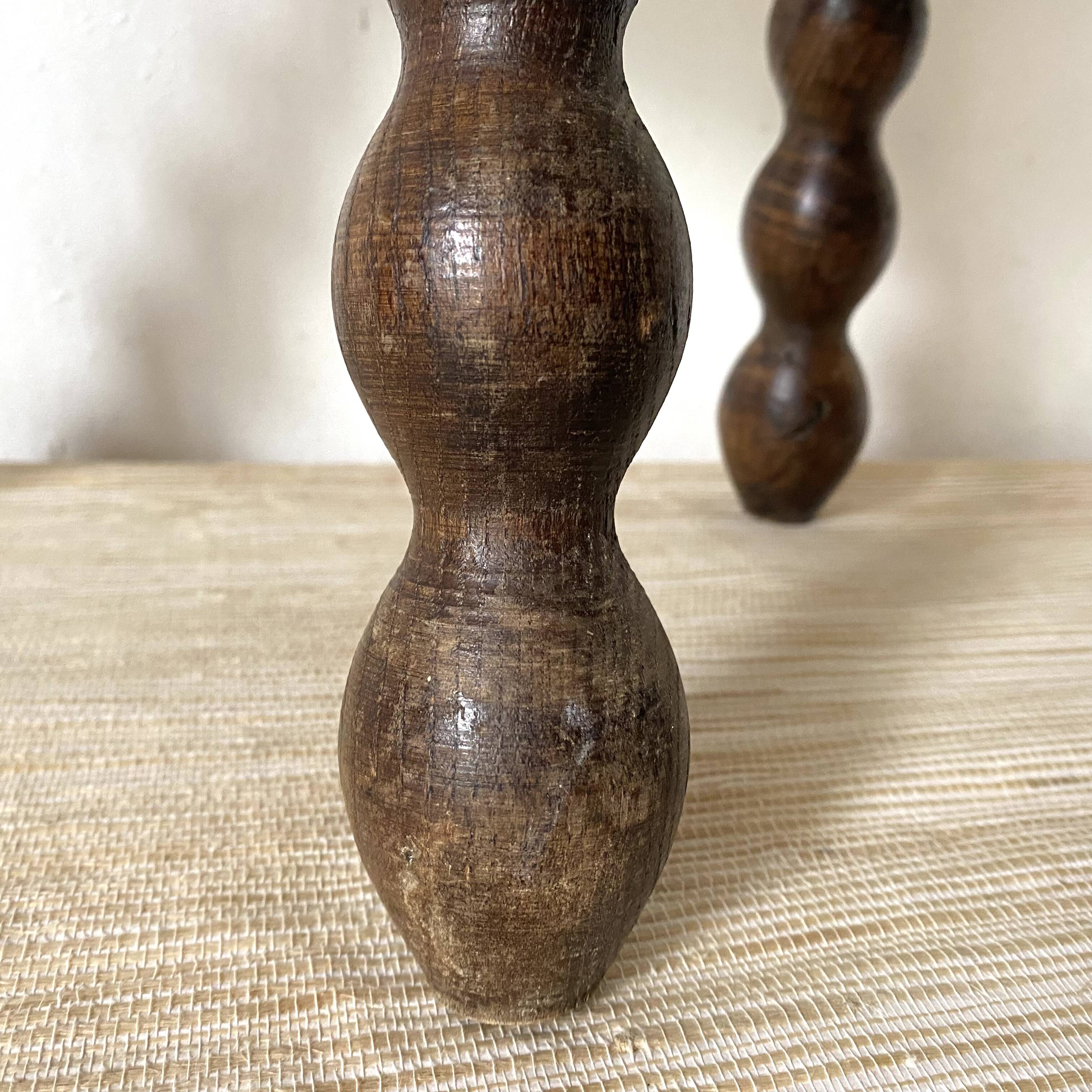 Tabouret tripode en bois sculpté, assise demi lune