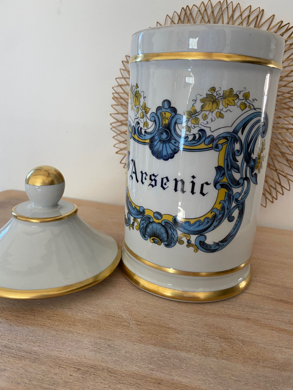 Pot à pharmacie Arsenic porcelaine blanche et dorée