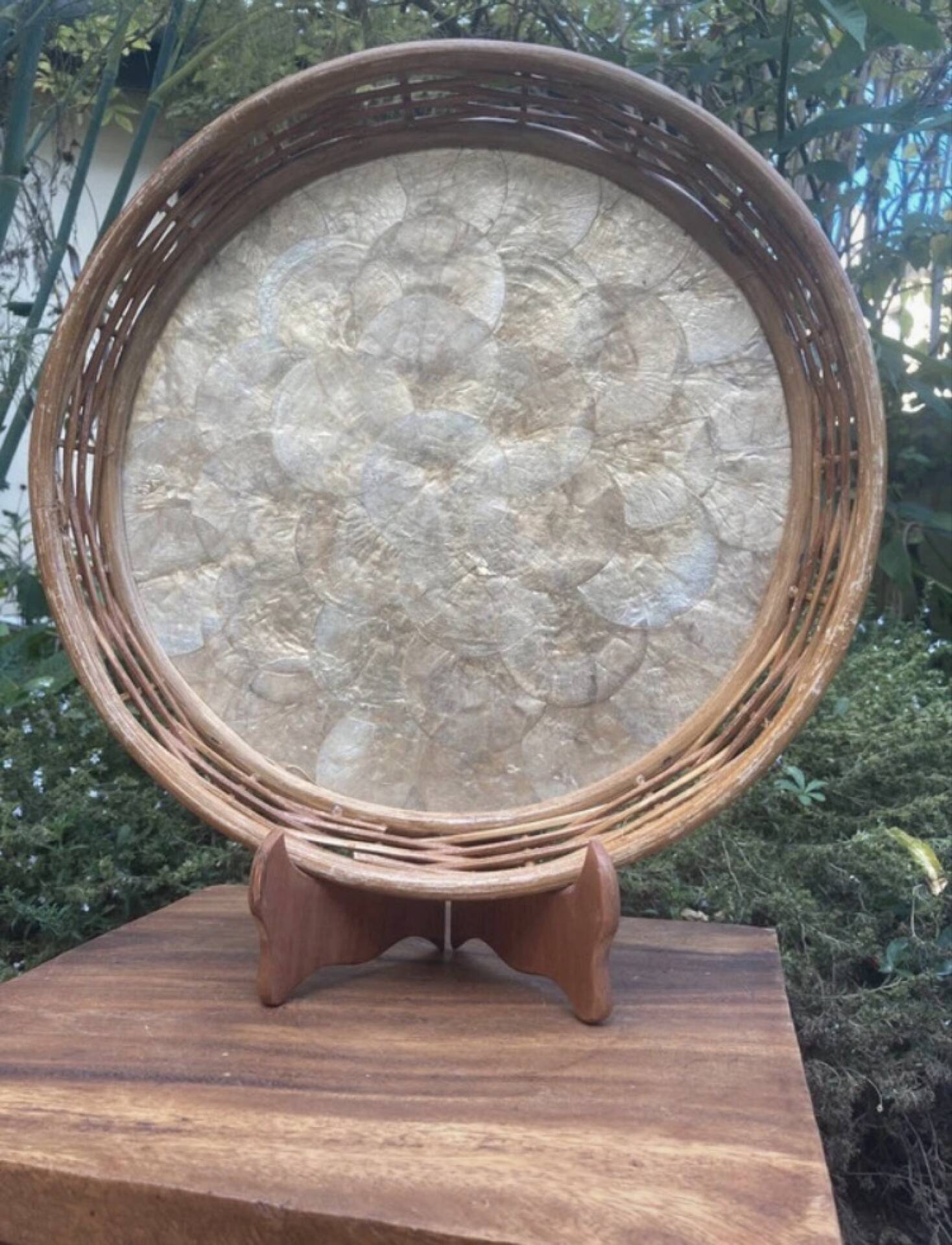 Mother-of-pearl plate