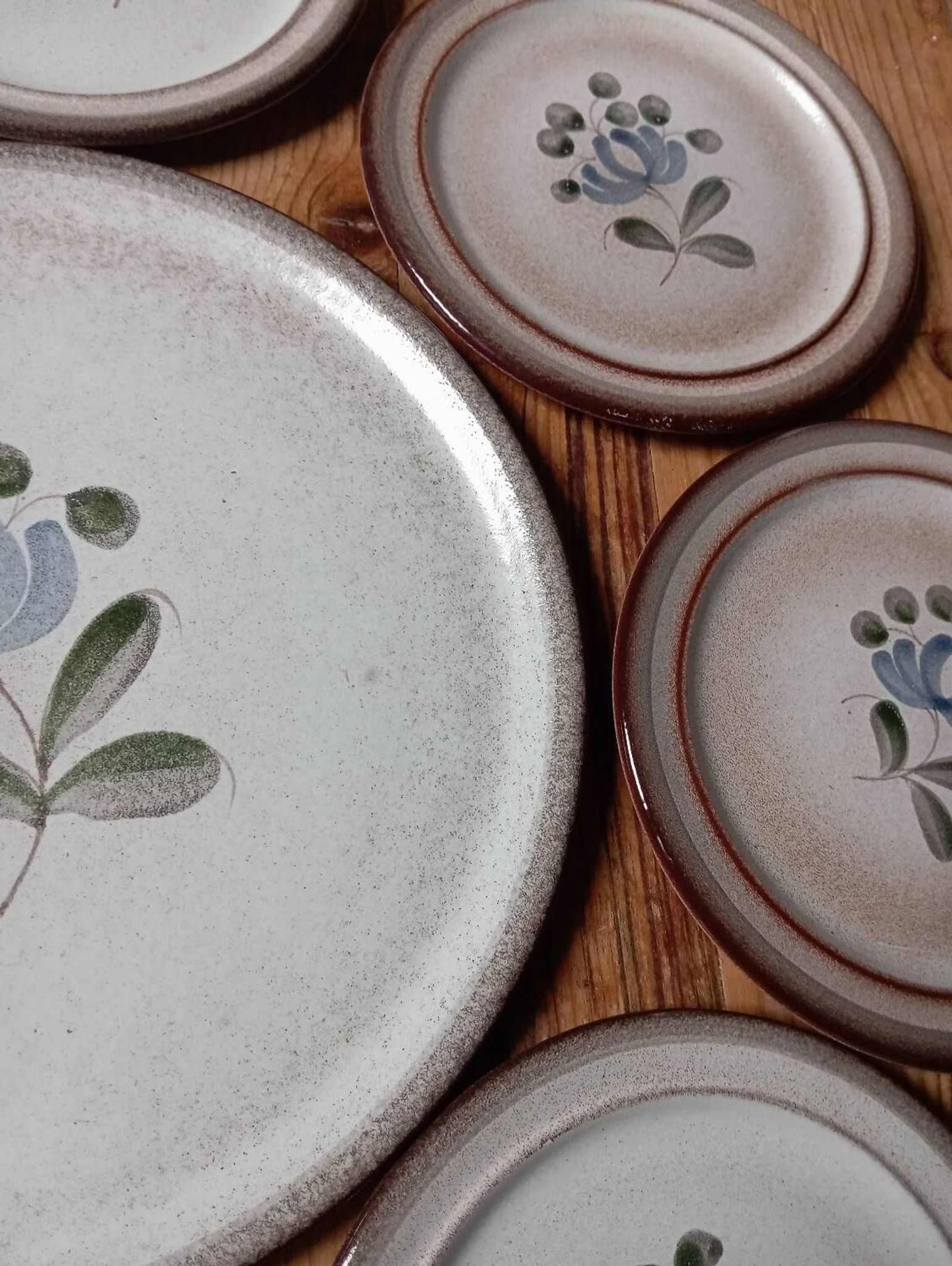 8 dessert plates + brown/blue stoneware tart dish, Fanchon model by MBFA Pornic, 1970s