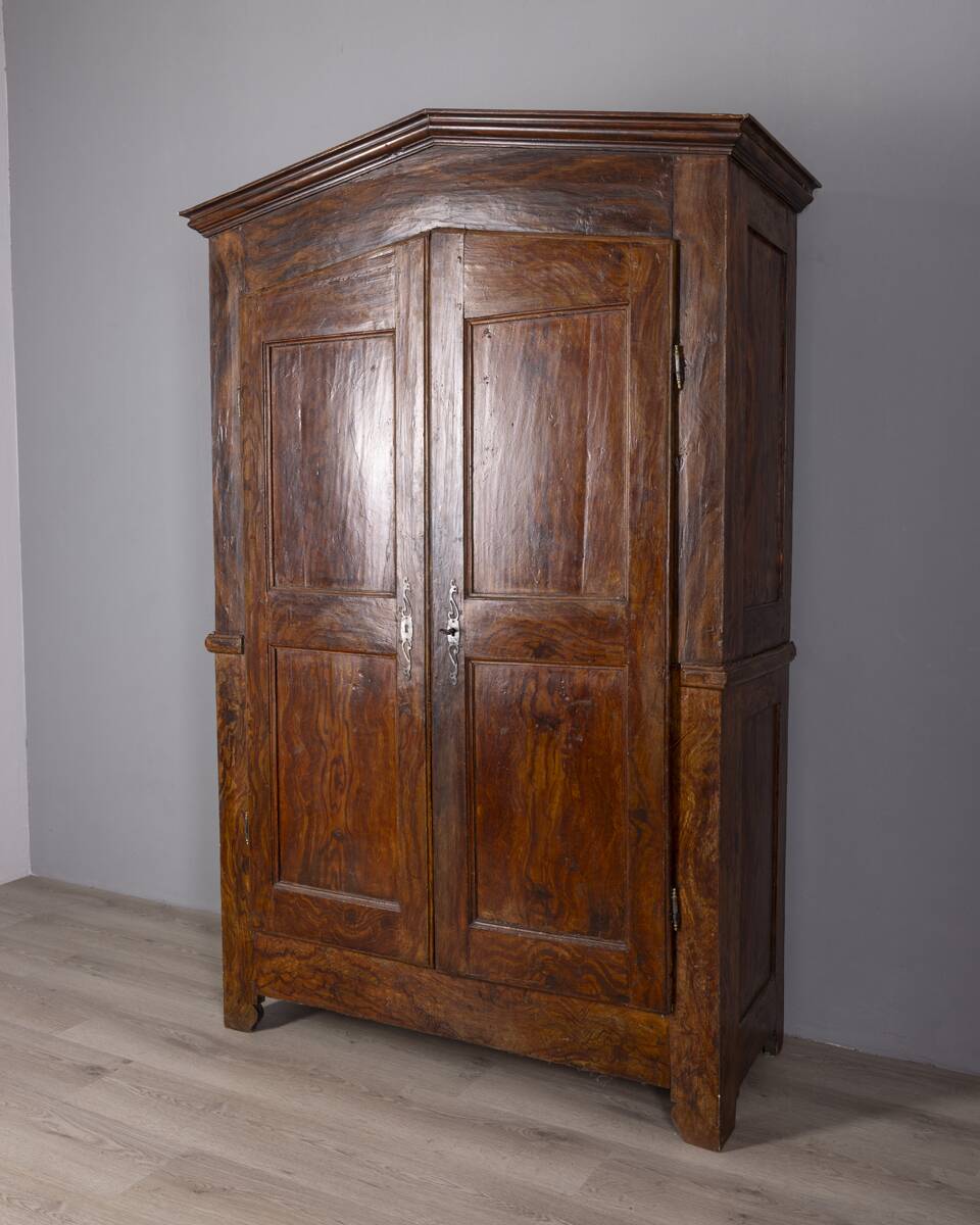 Classic Piedmontese walnut wardrobe from the early 18th century