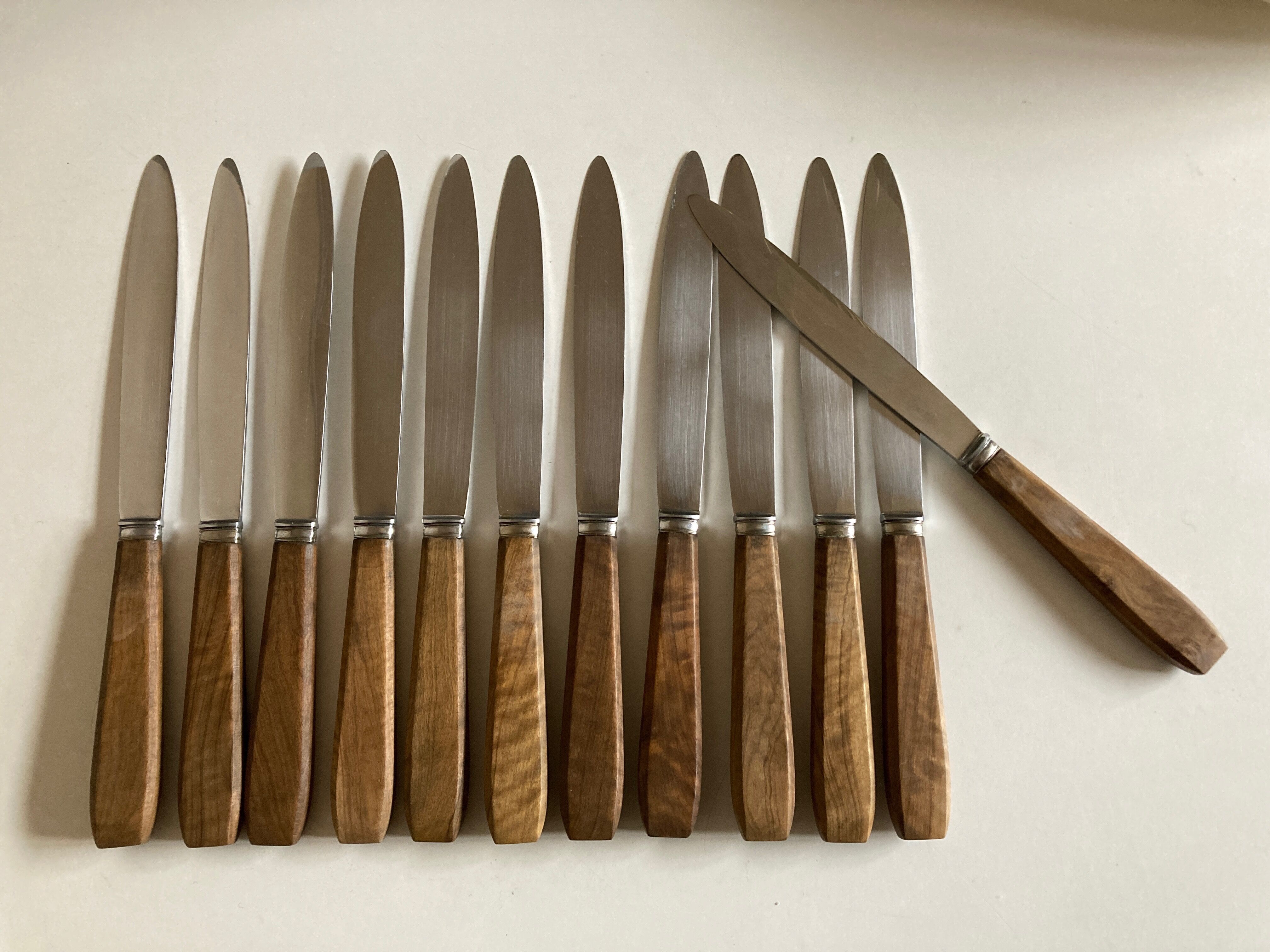 Set de 12 couteaux manches en bois d'olivier 1960