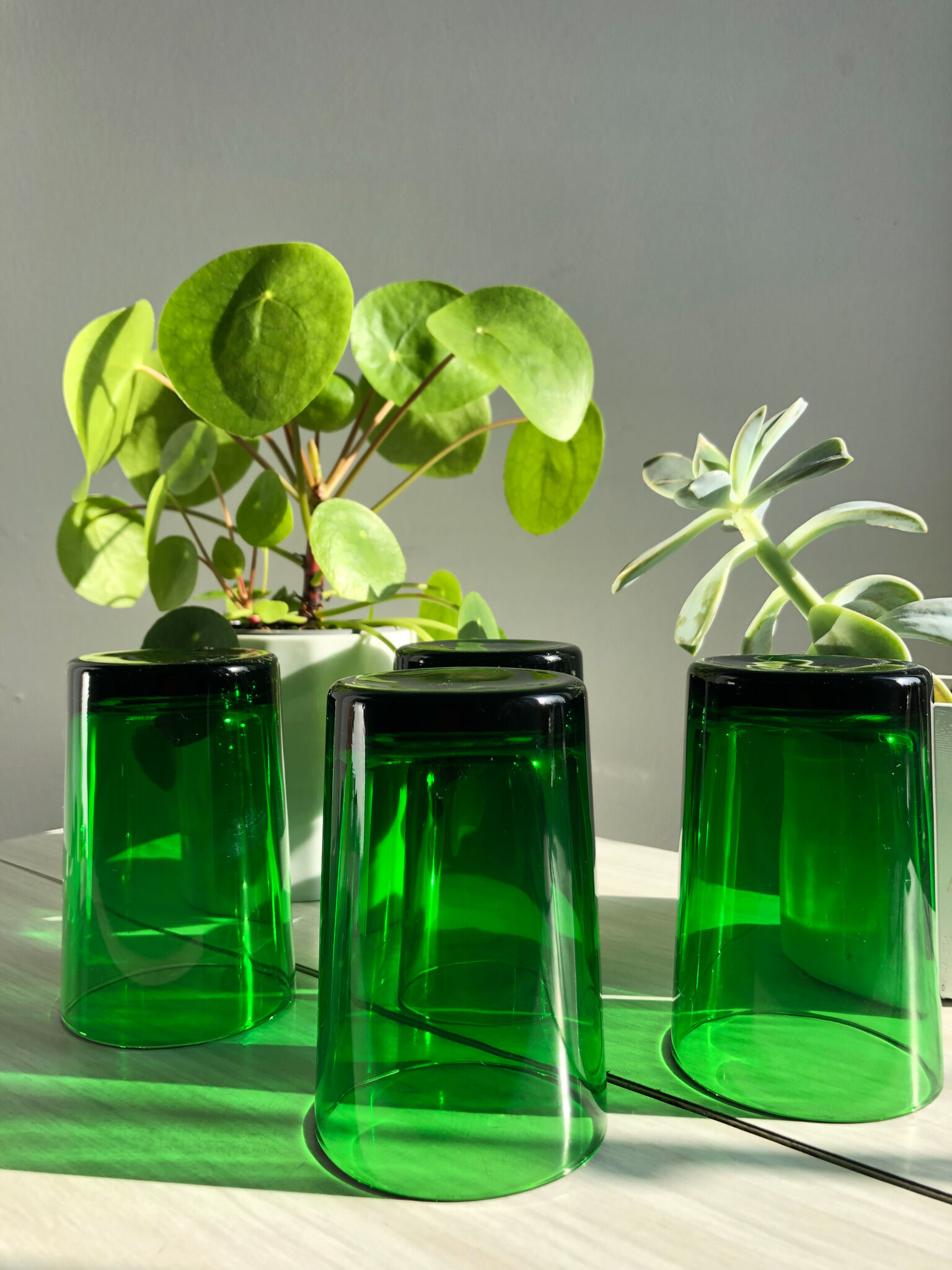 Lot de 4 verres verts translucides style vereco
