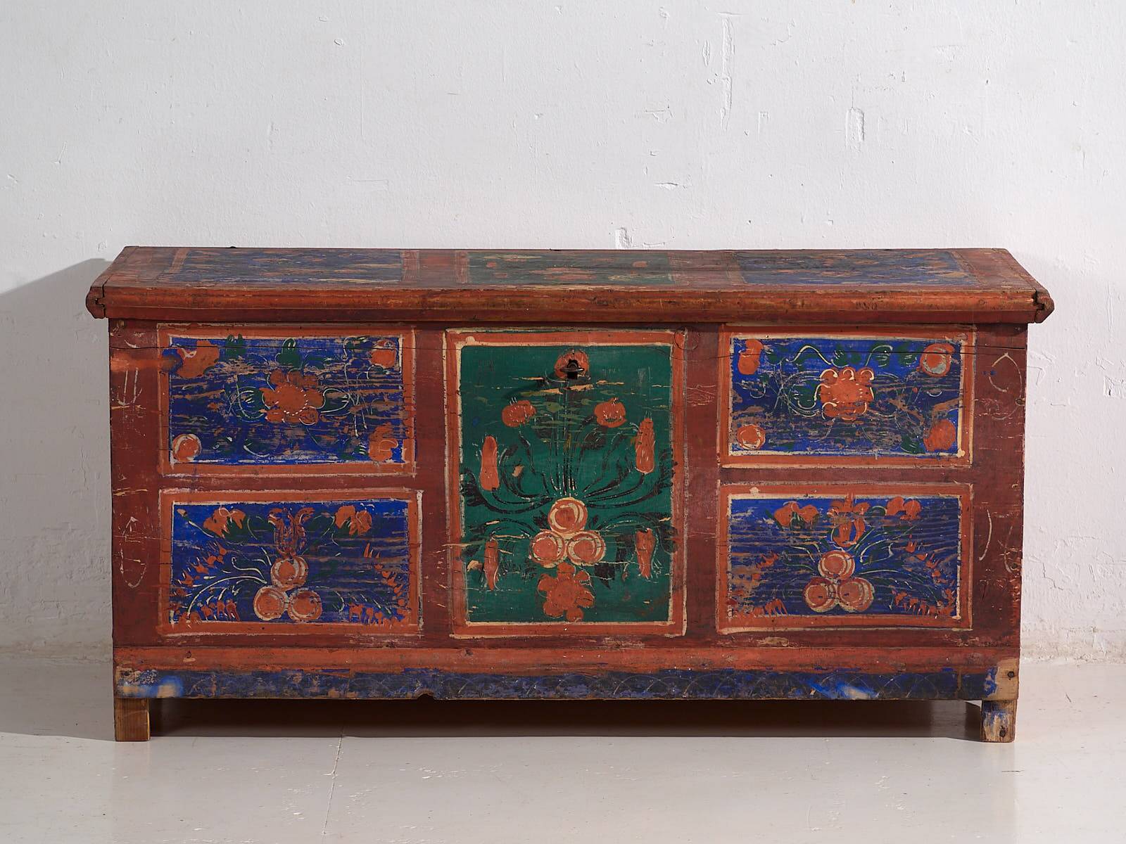 Antique hand-painted chest with floral motifs (1907) #100