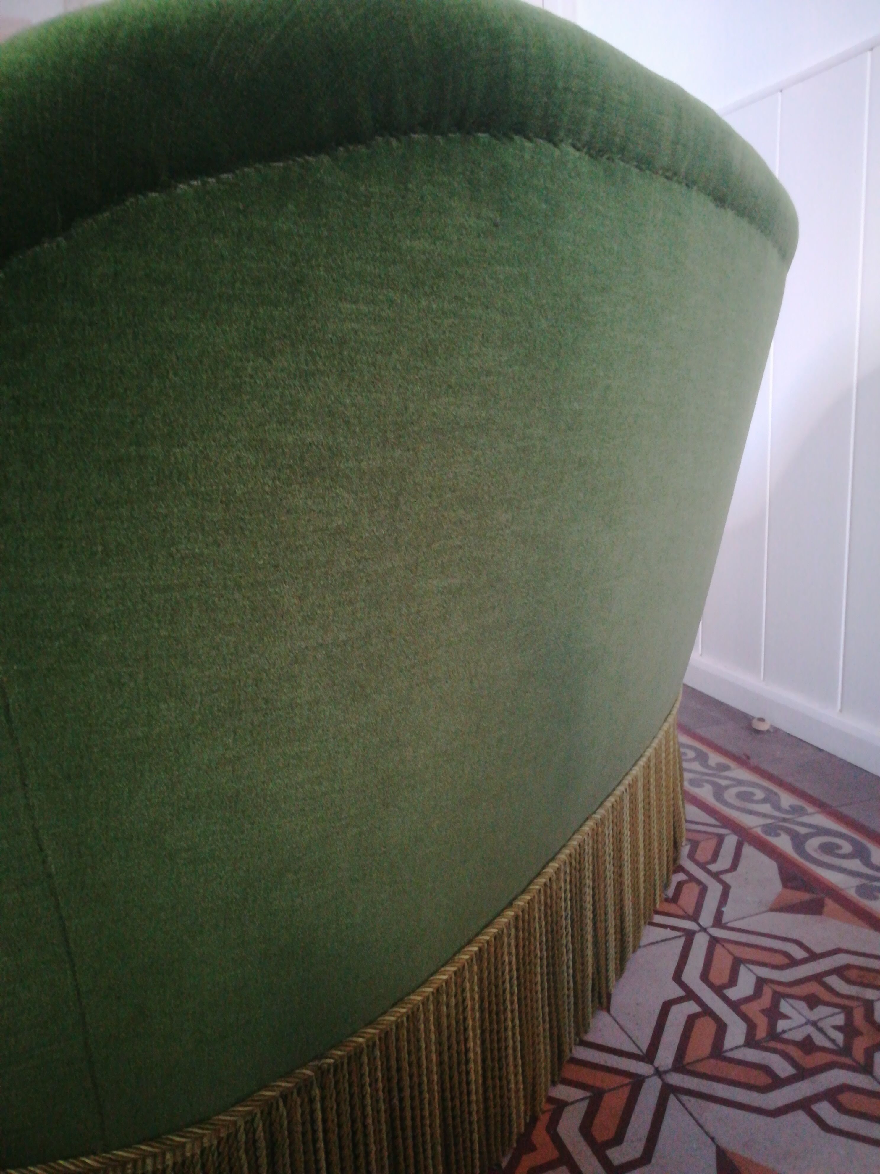 Toad sofa with velvet fringes