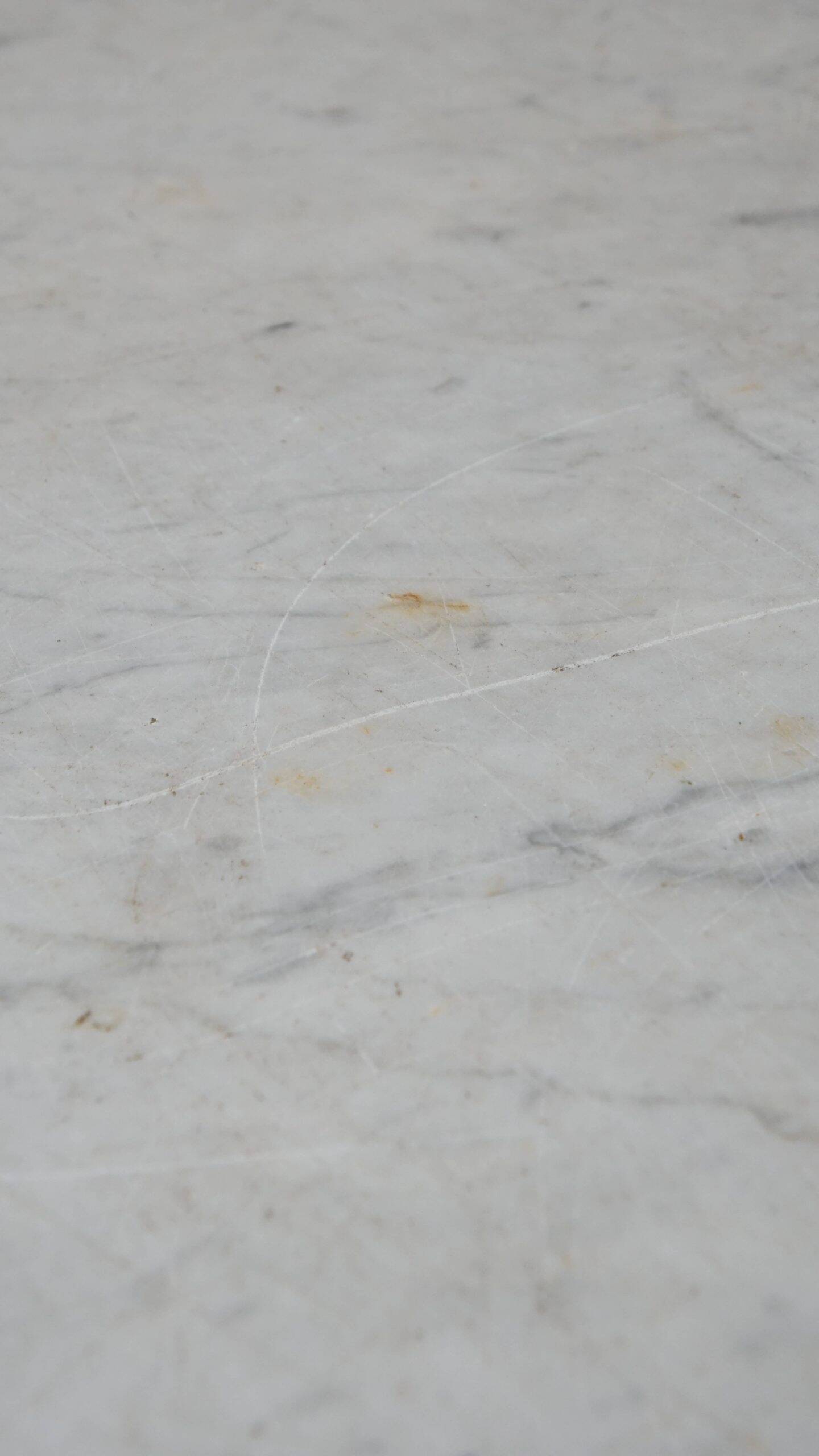 Buffet/comptoir/table d'appoint ancien unique, de couleur verte, datant de la fin du XIXe/début du XXe siècle, avec un plateau en marbre.