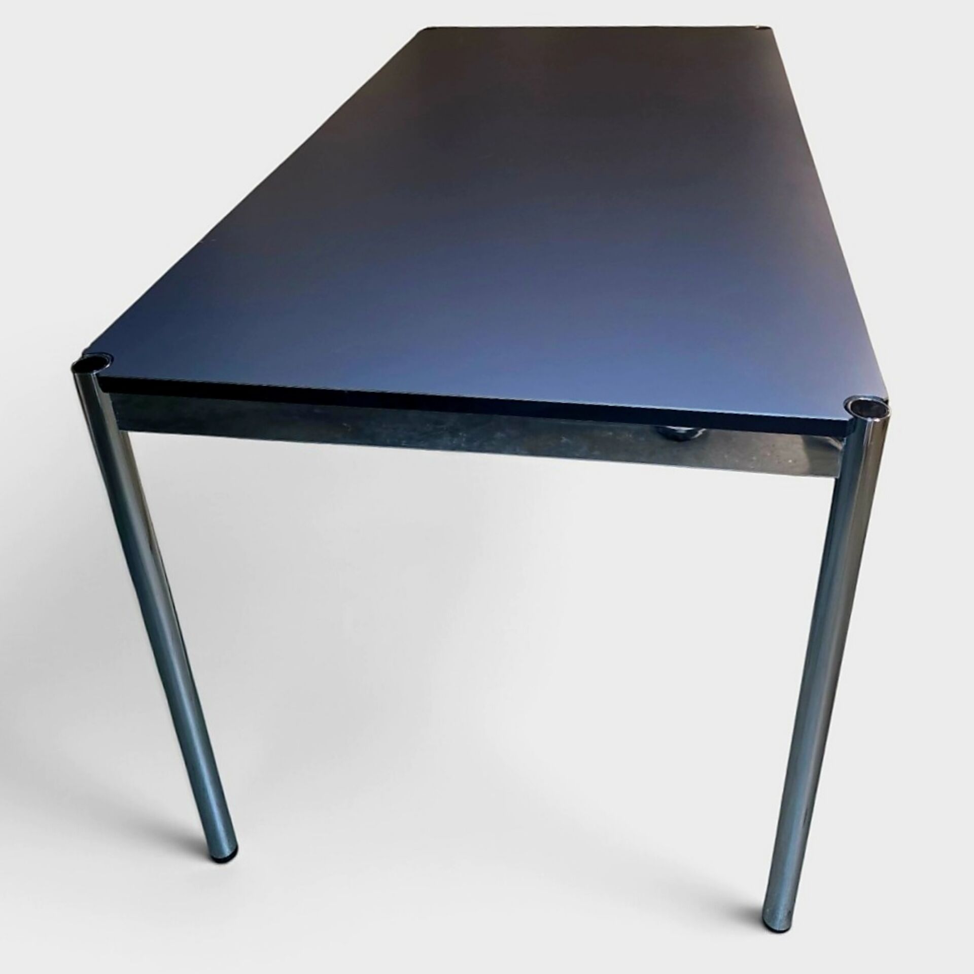 Table USM Haller gris anthracite – design suisse iconique