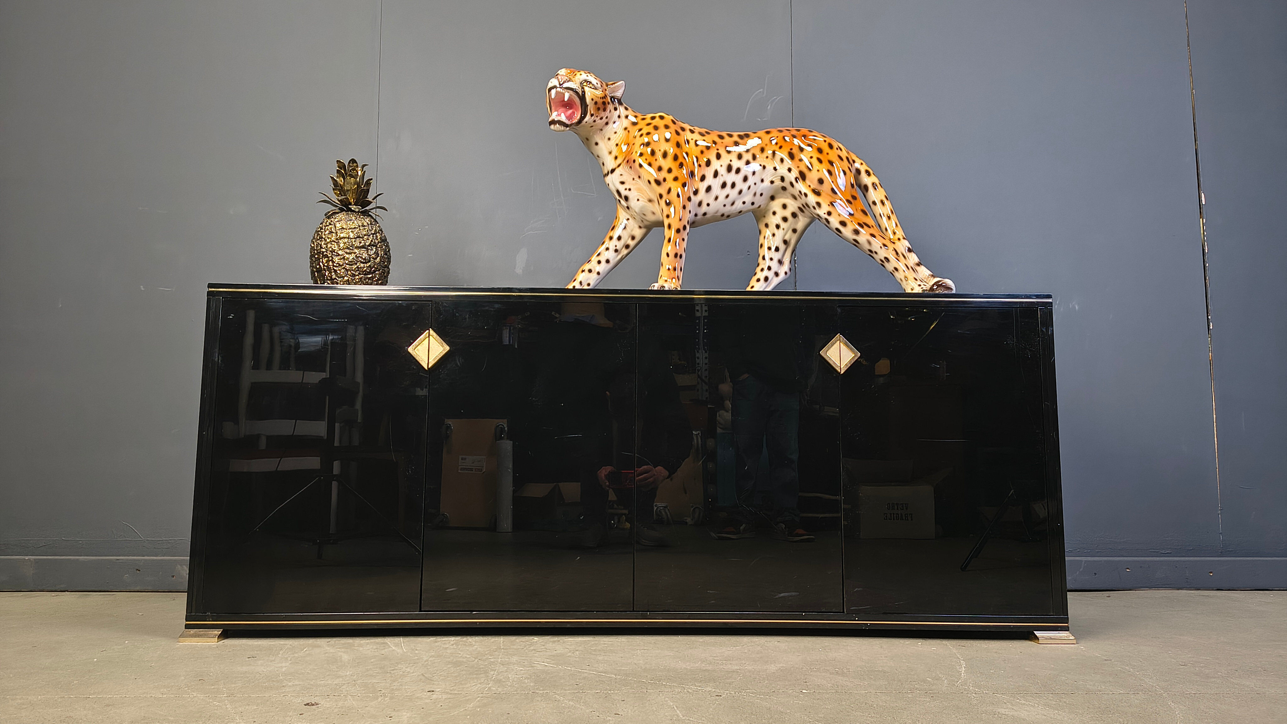 Enfilade en laiton et laque par Pierre Vandel, années 1970