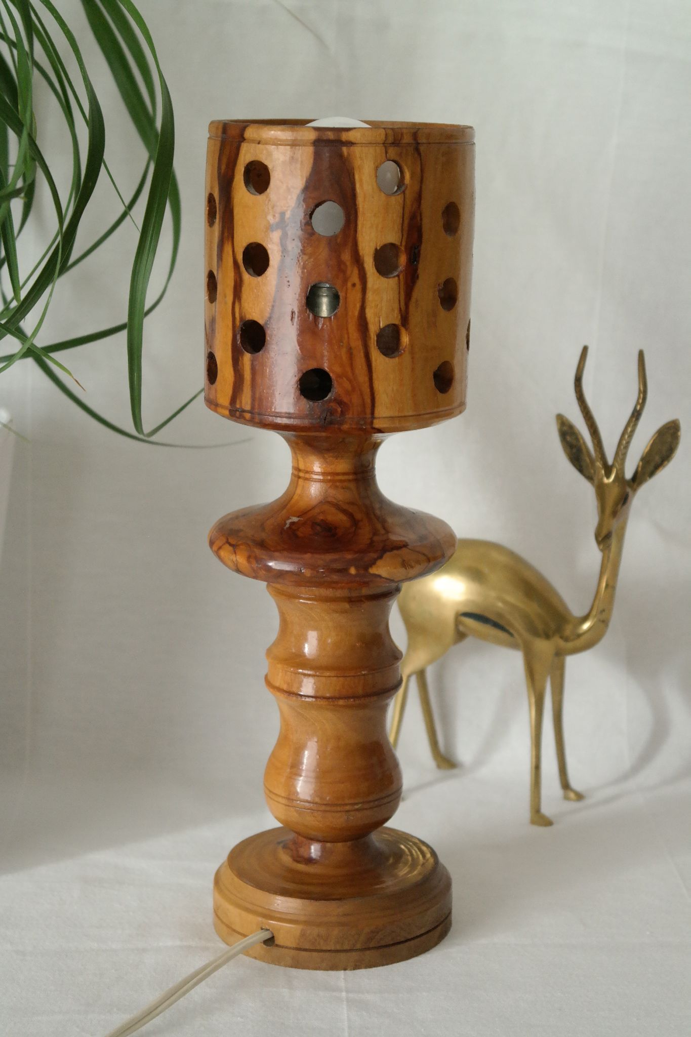 Lampe design vintage en bois d'olivier