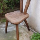 3 chaises brutalistes tripodes en bois