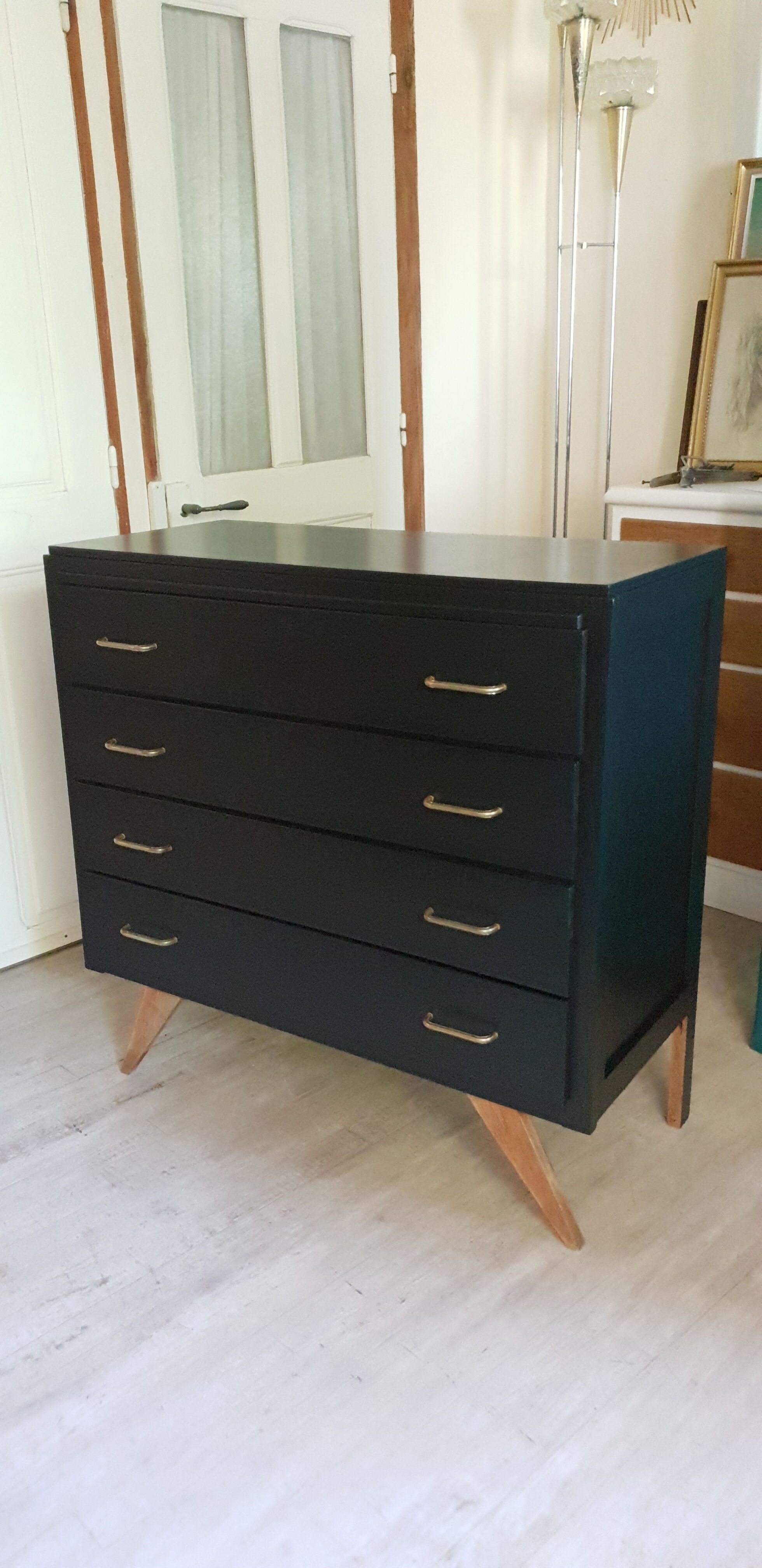 Dresser black compass feet