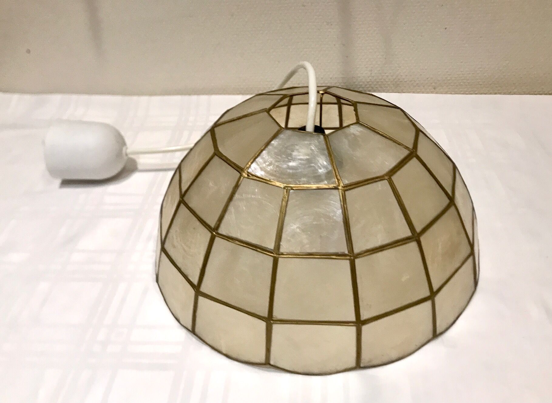 Mother-of-pearl and brass suspension