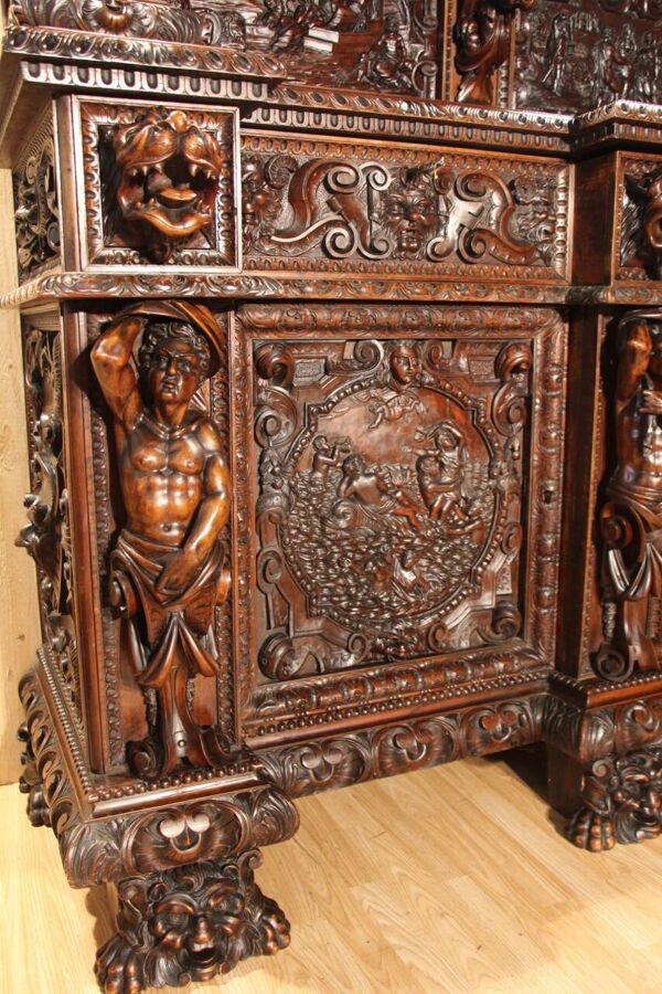 Buffet dressoir de château en noyer de style Renaissance XIXème