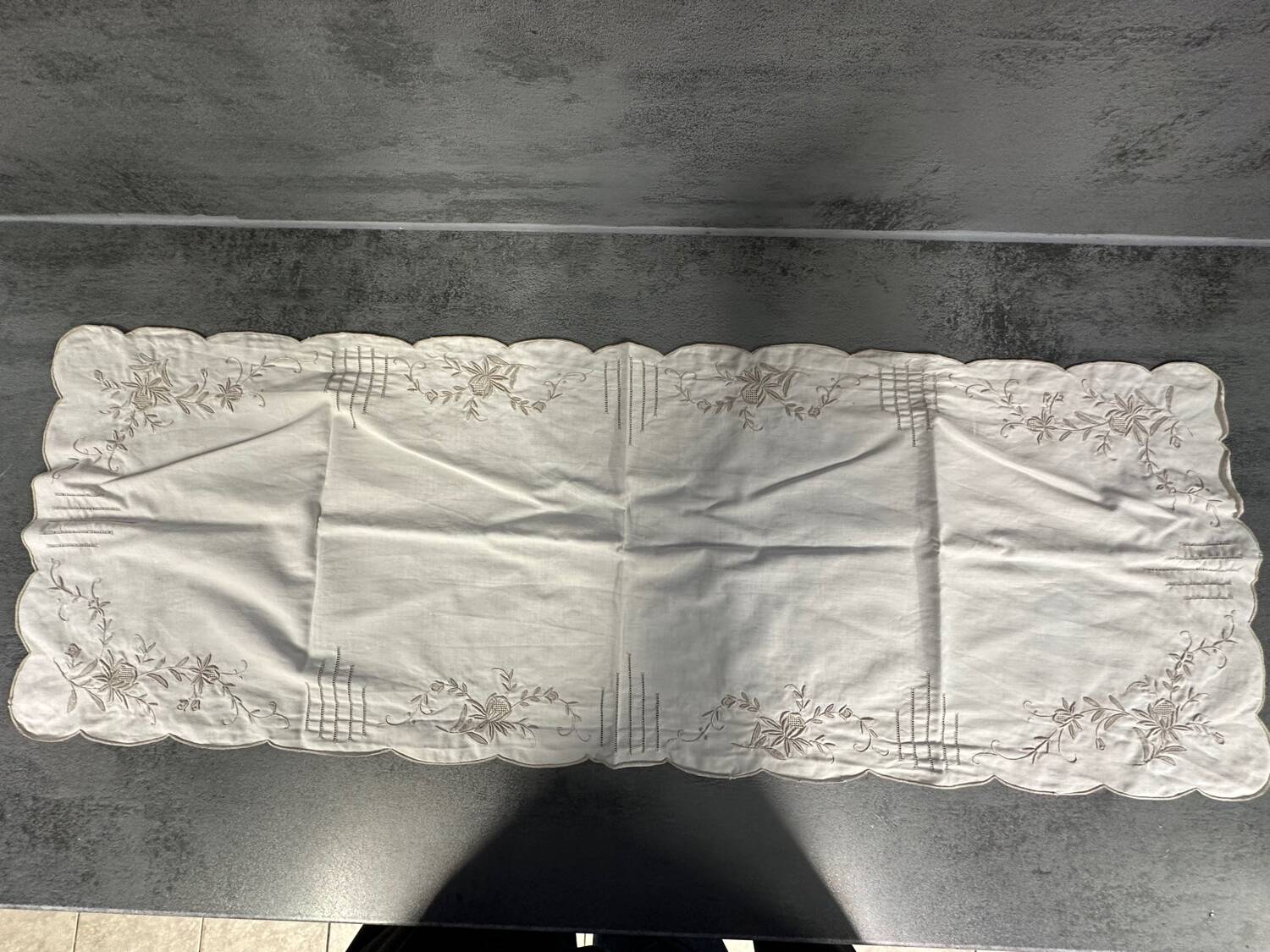 Old embroidered cotton table runner - circa 1900 - l 105 cm / l 68 cm