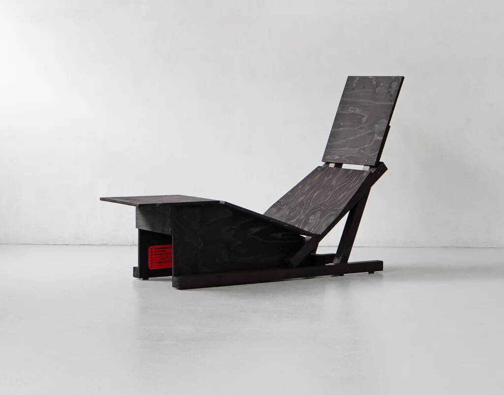 Chaise en contreplaqué '4PM Self Build' par Mass Productions / Aram