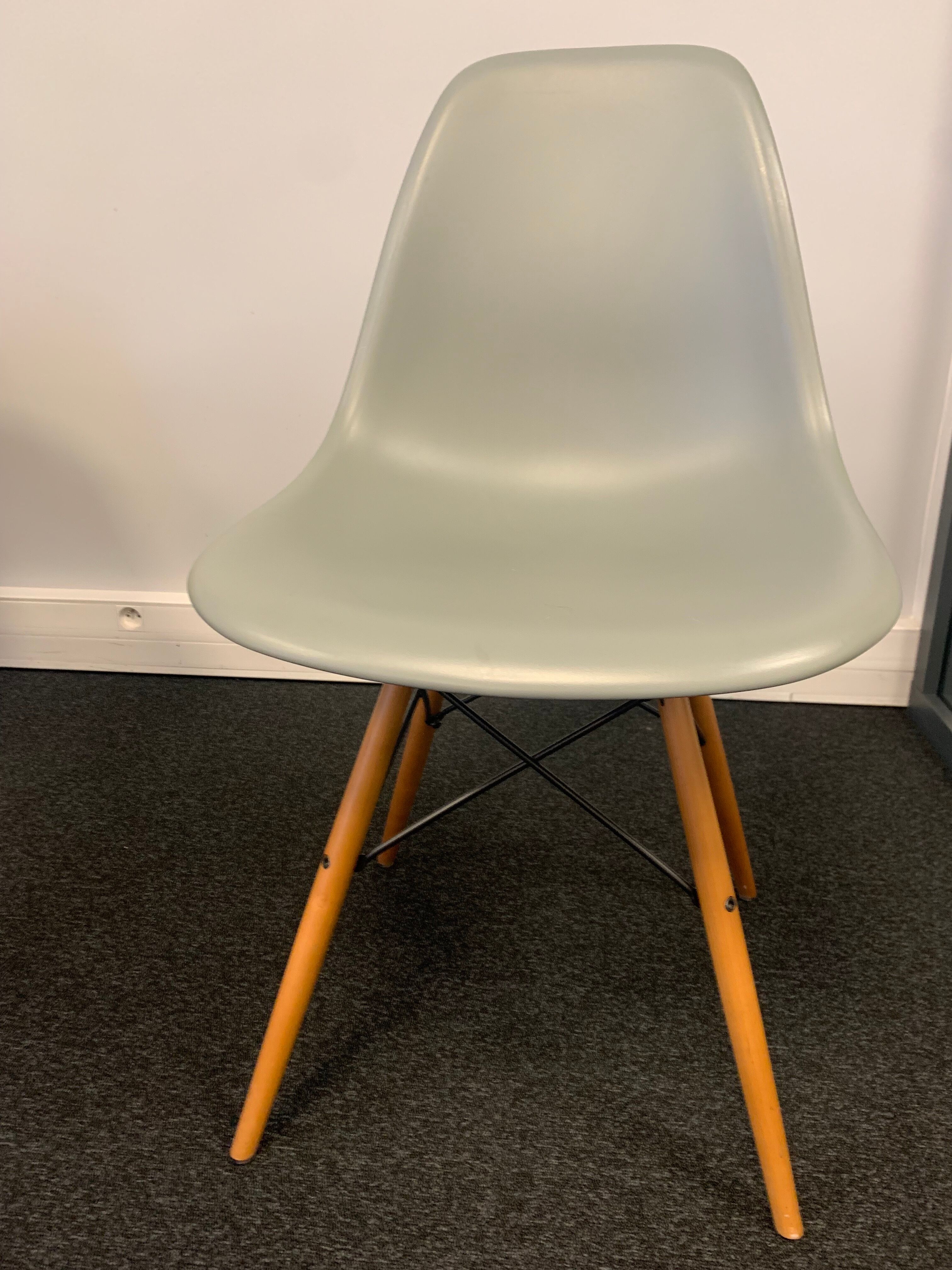 Chaise DSW par Charles & Ray Eames, Vitra (gris clair)