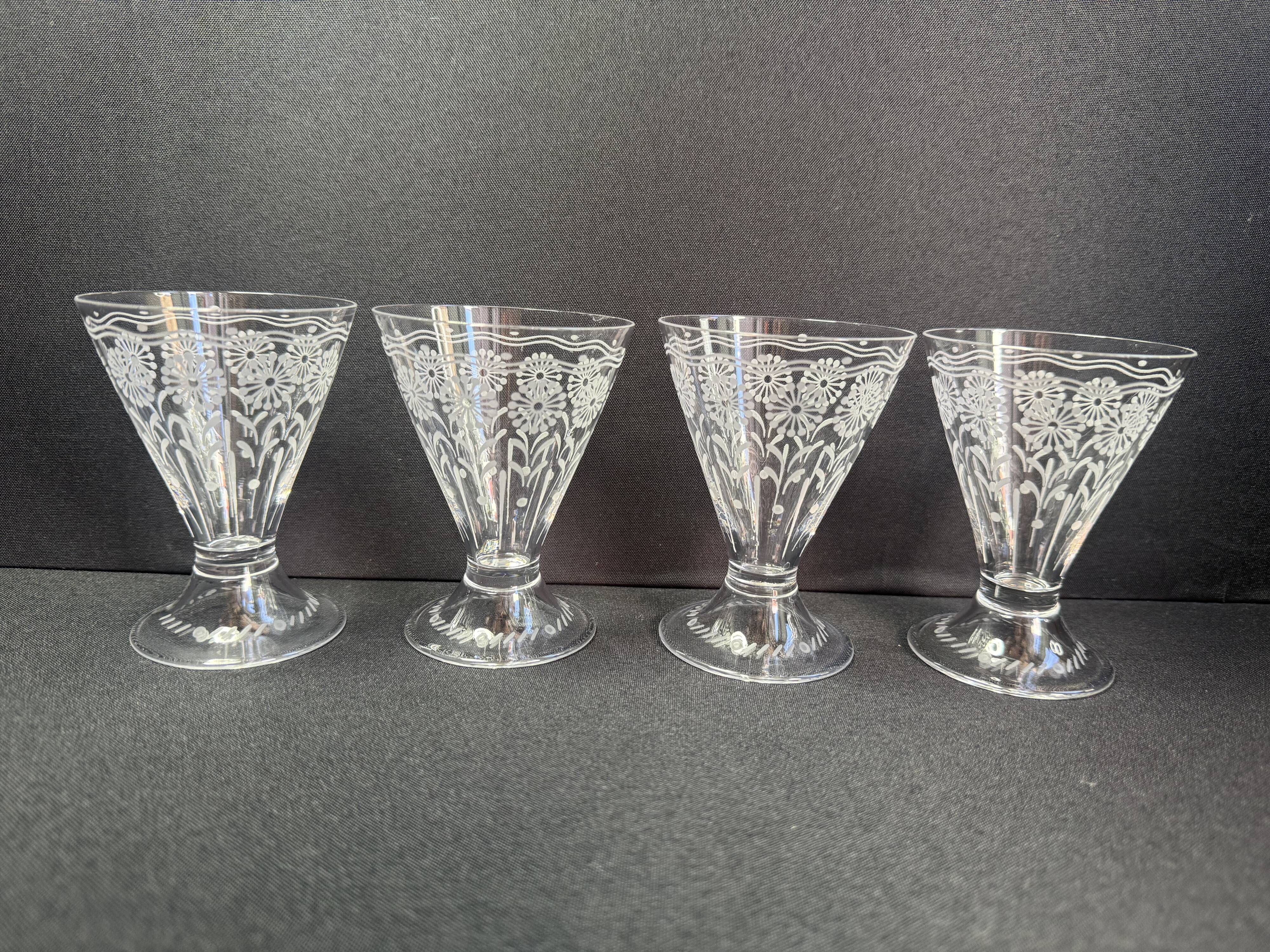 4 verres à vin Baccarat forme 11965 gravure mate 12117