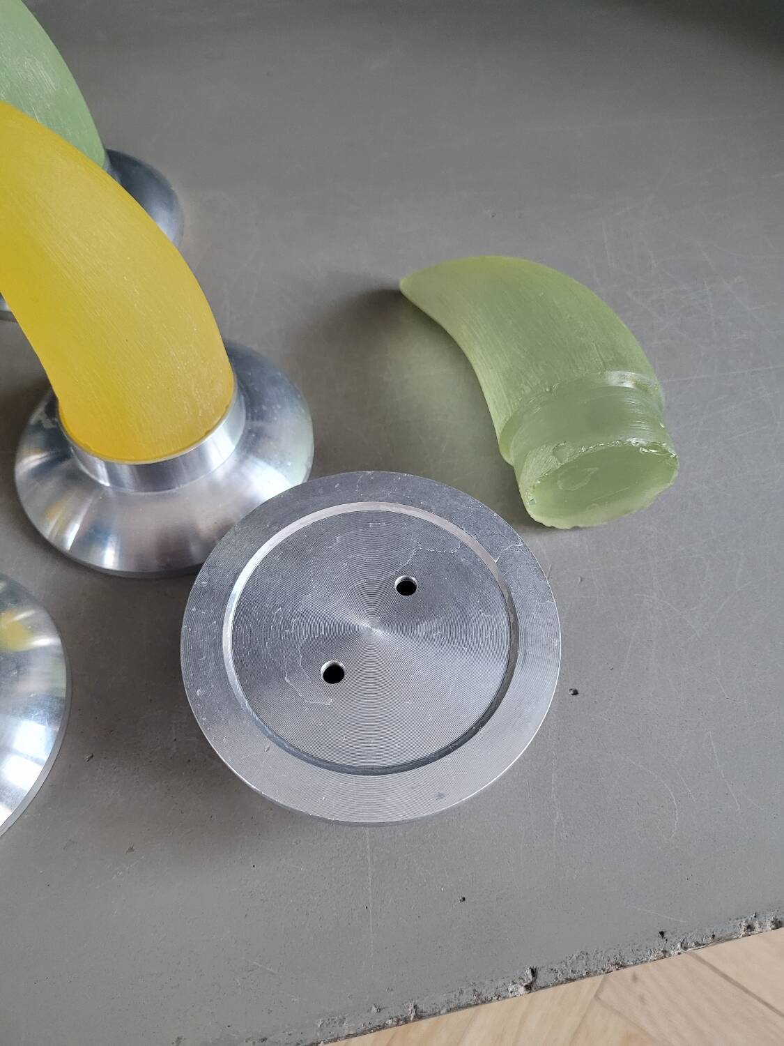 6 vintage horn coat hooks in resin and aluminium