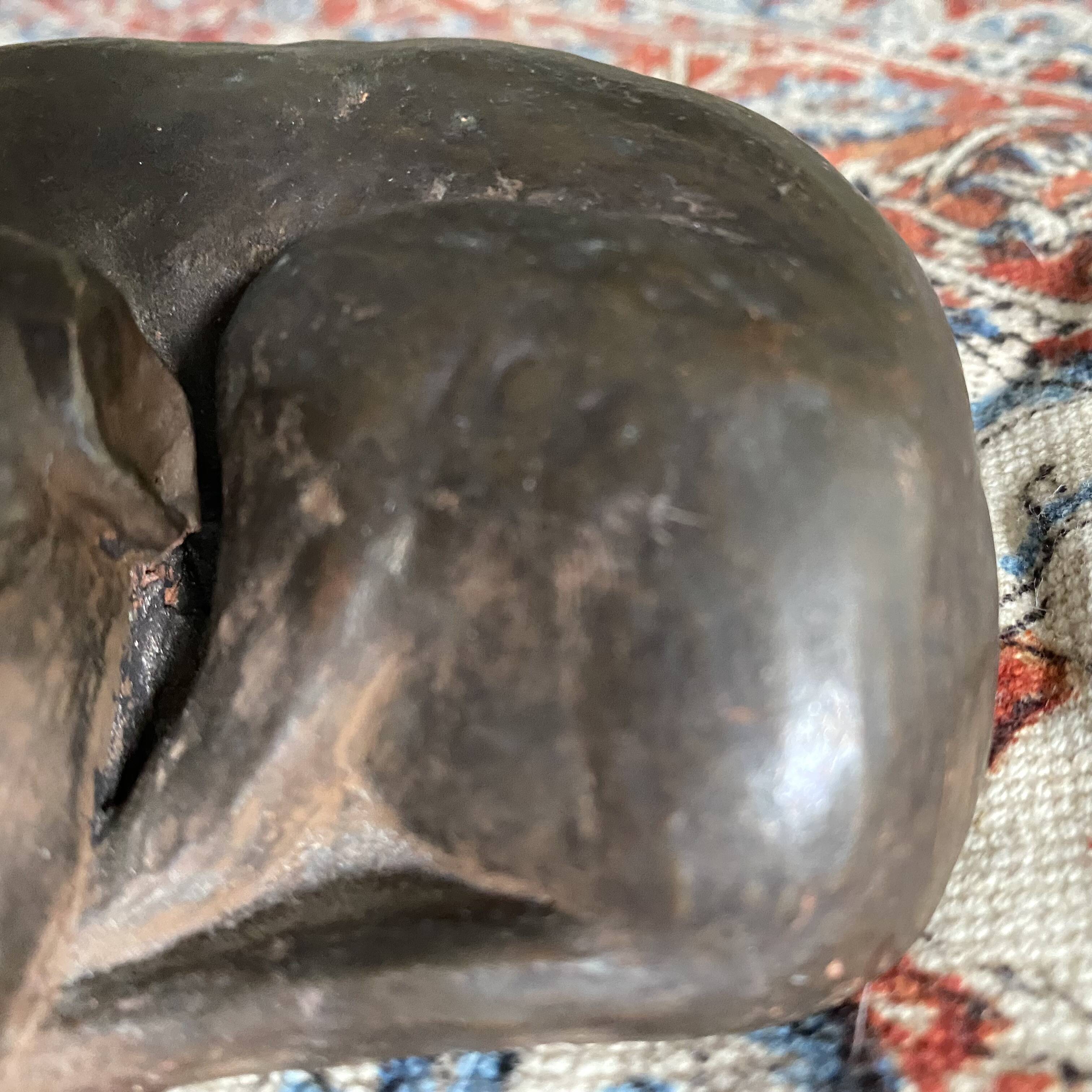 Sculpture chien couché
