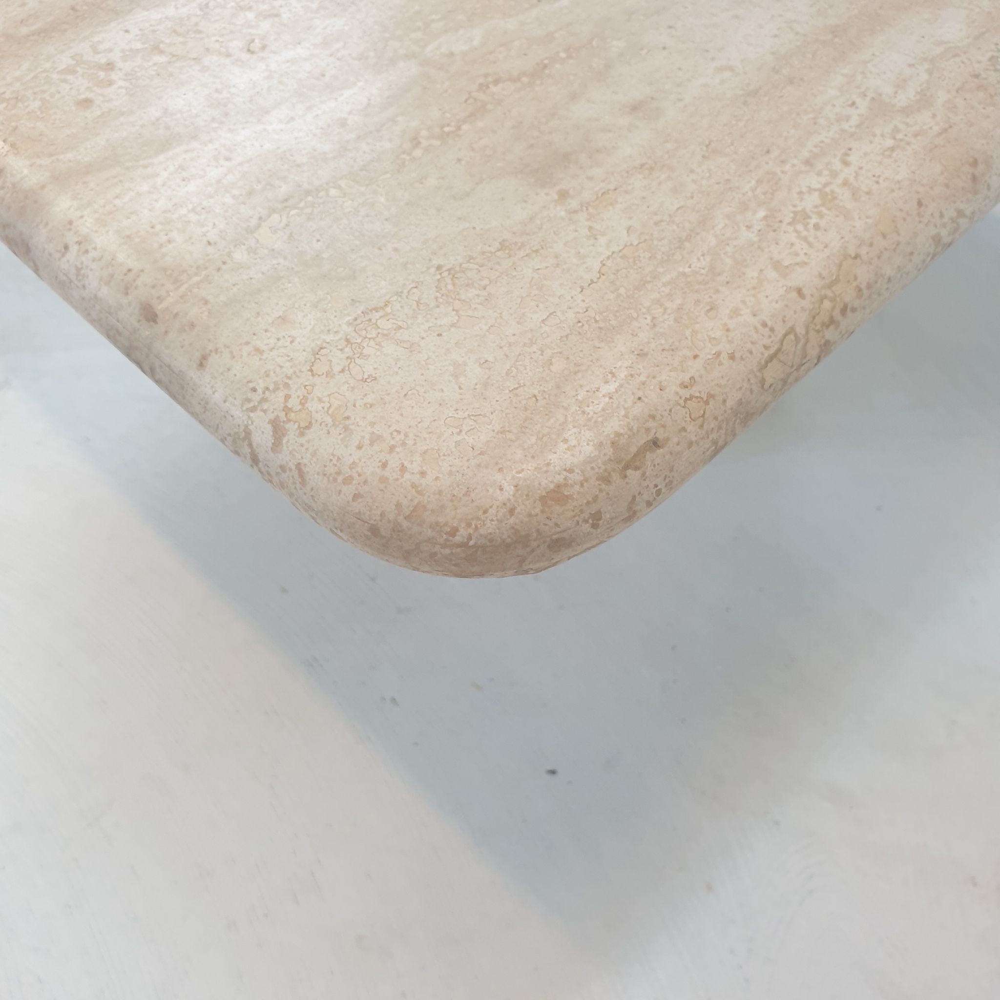 Table basse italienne en travertin, années 1980