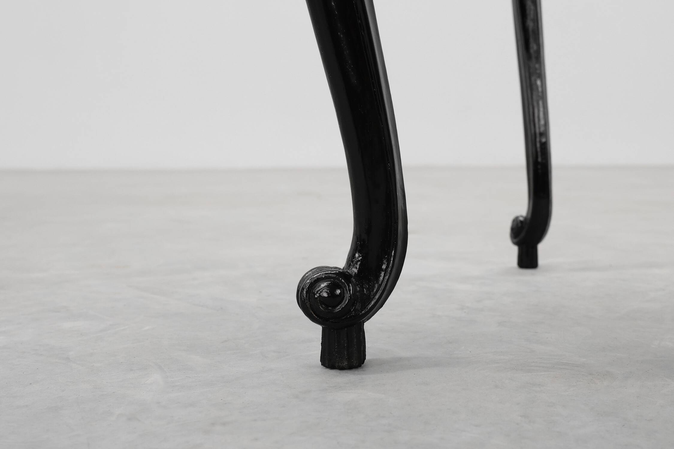 Paire de tables de chevet de style Louis XV en chêne laqué noir, France, années 1950