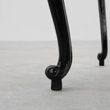 Paire de tables de chevet de style Louis XV en chêne laqué noir, France, années 1950