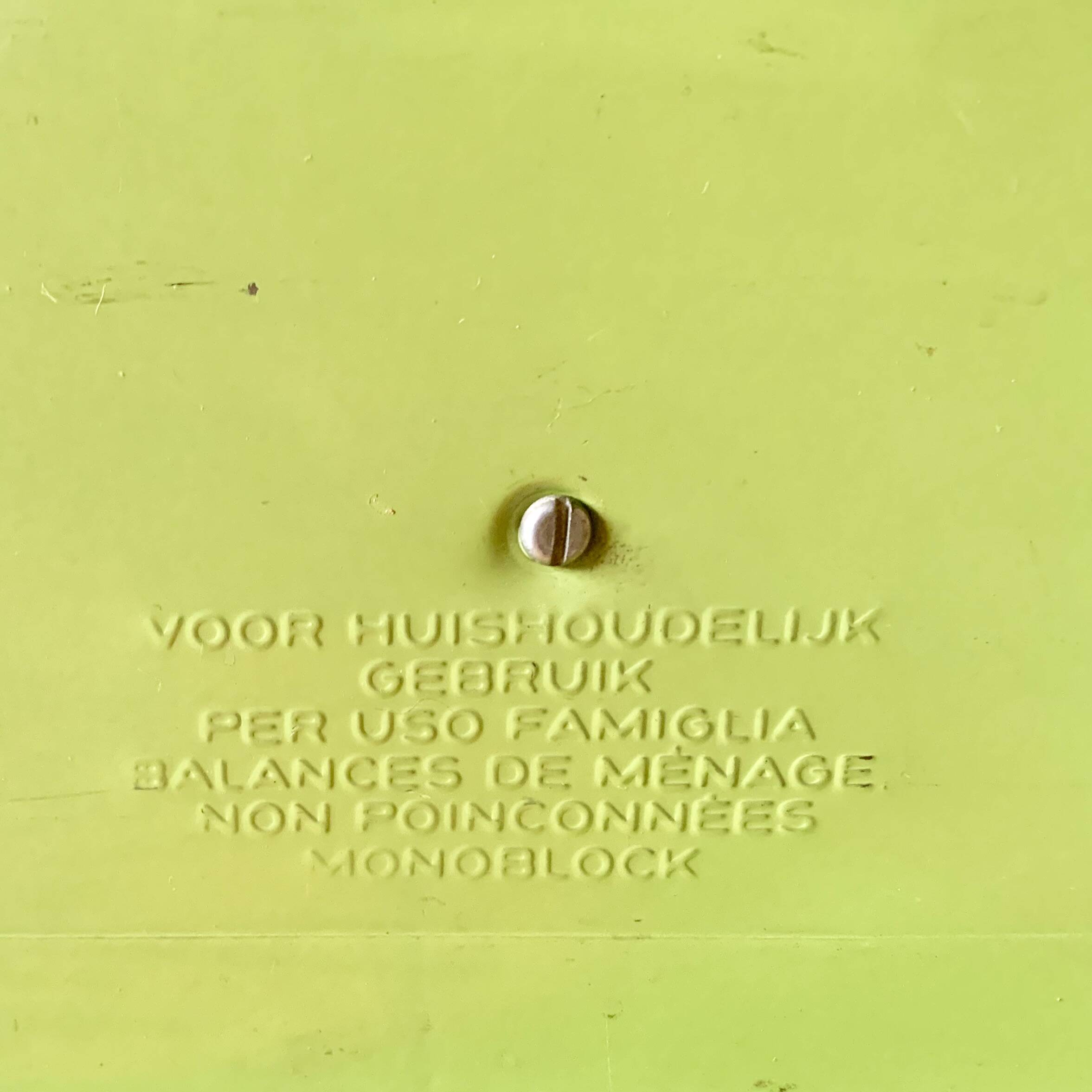 Stube vintage household scale in green enameled metal - Force 10