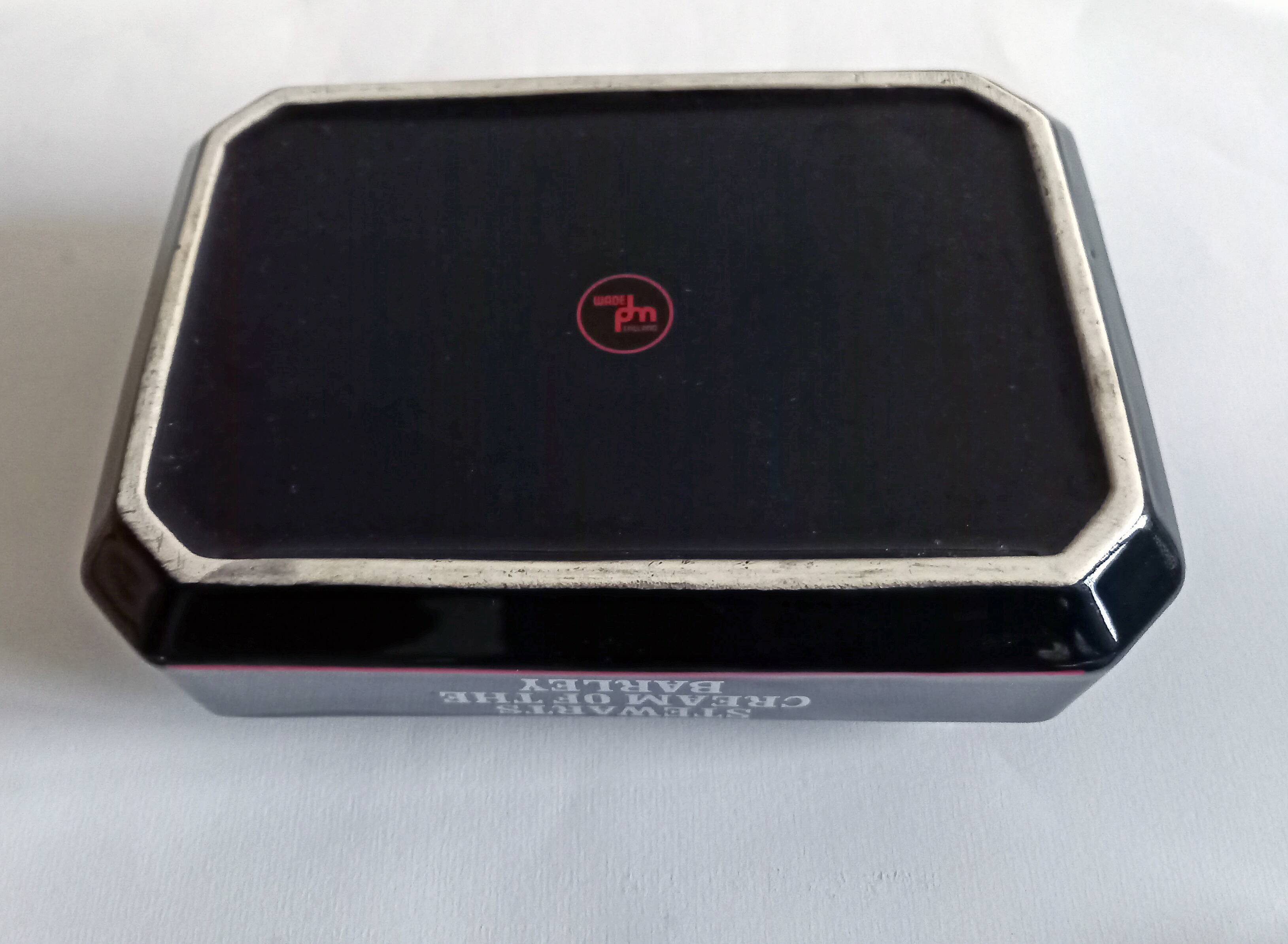 Set 2 advertising ashtrays Collection "International News" "Stewarts Cream Of The Barley" Vintage