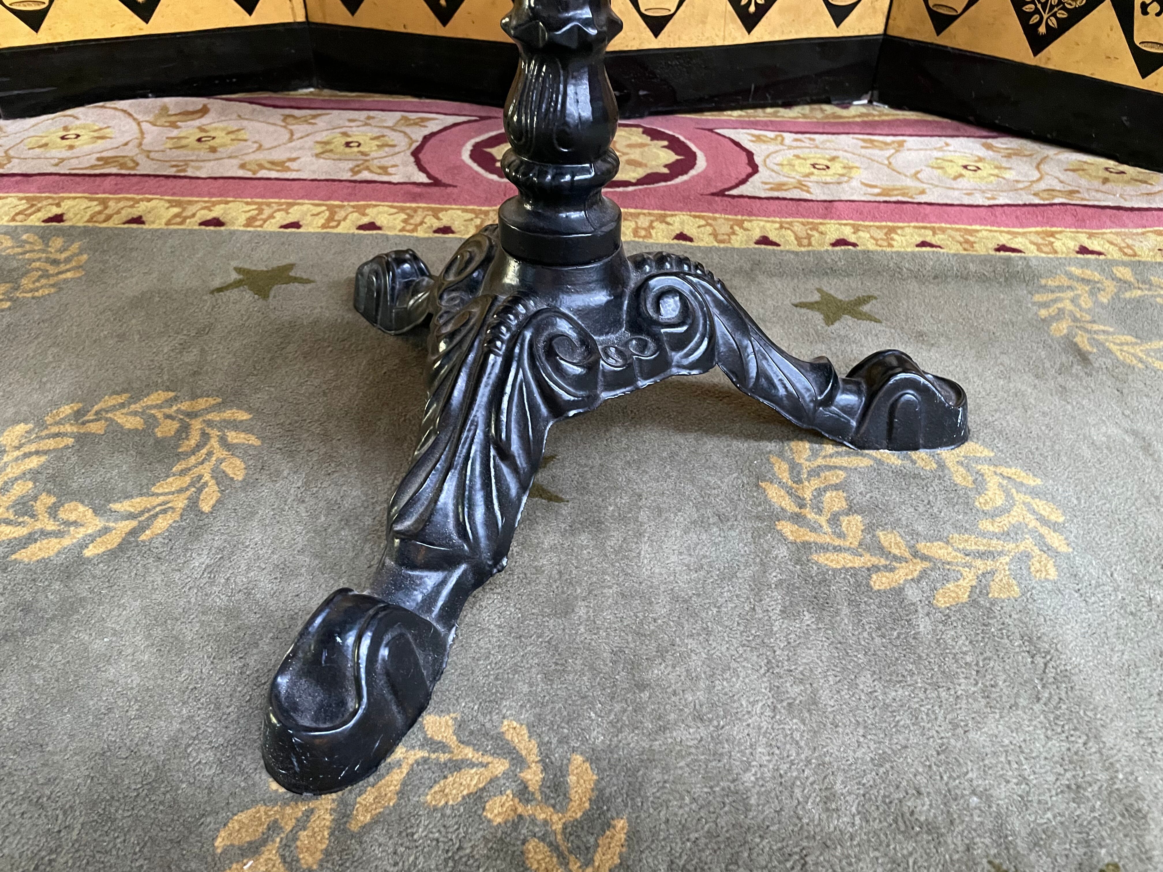 Oval bistro table in cast iron Carrara marble