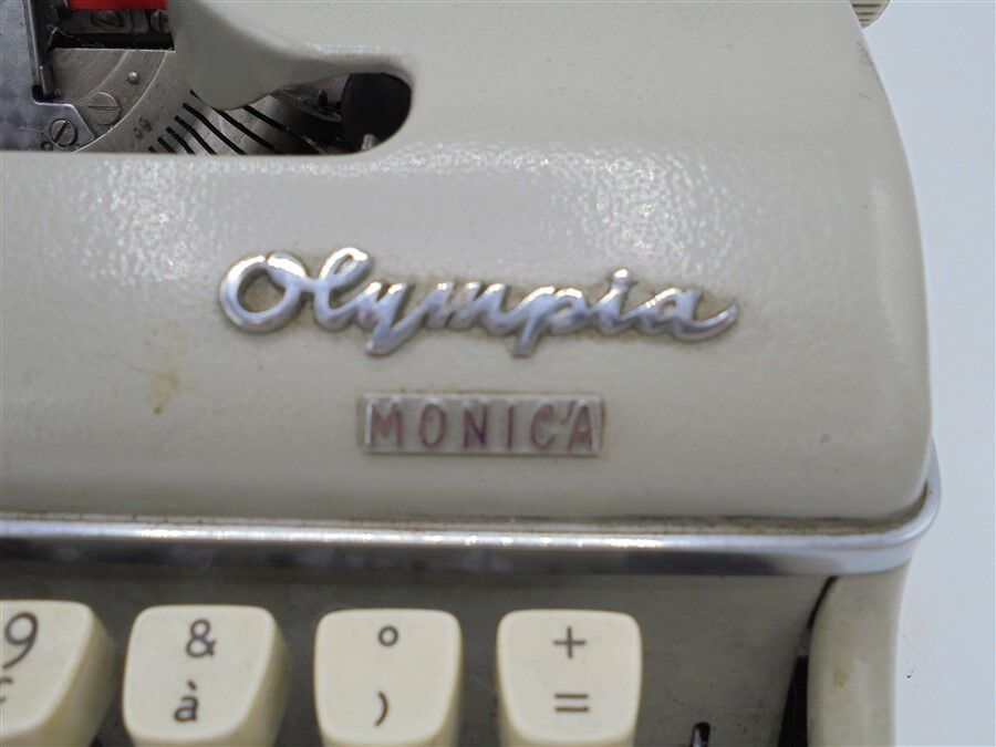 Typewriter Olympia Monica