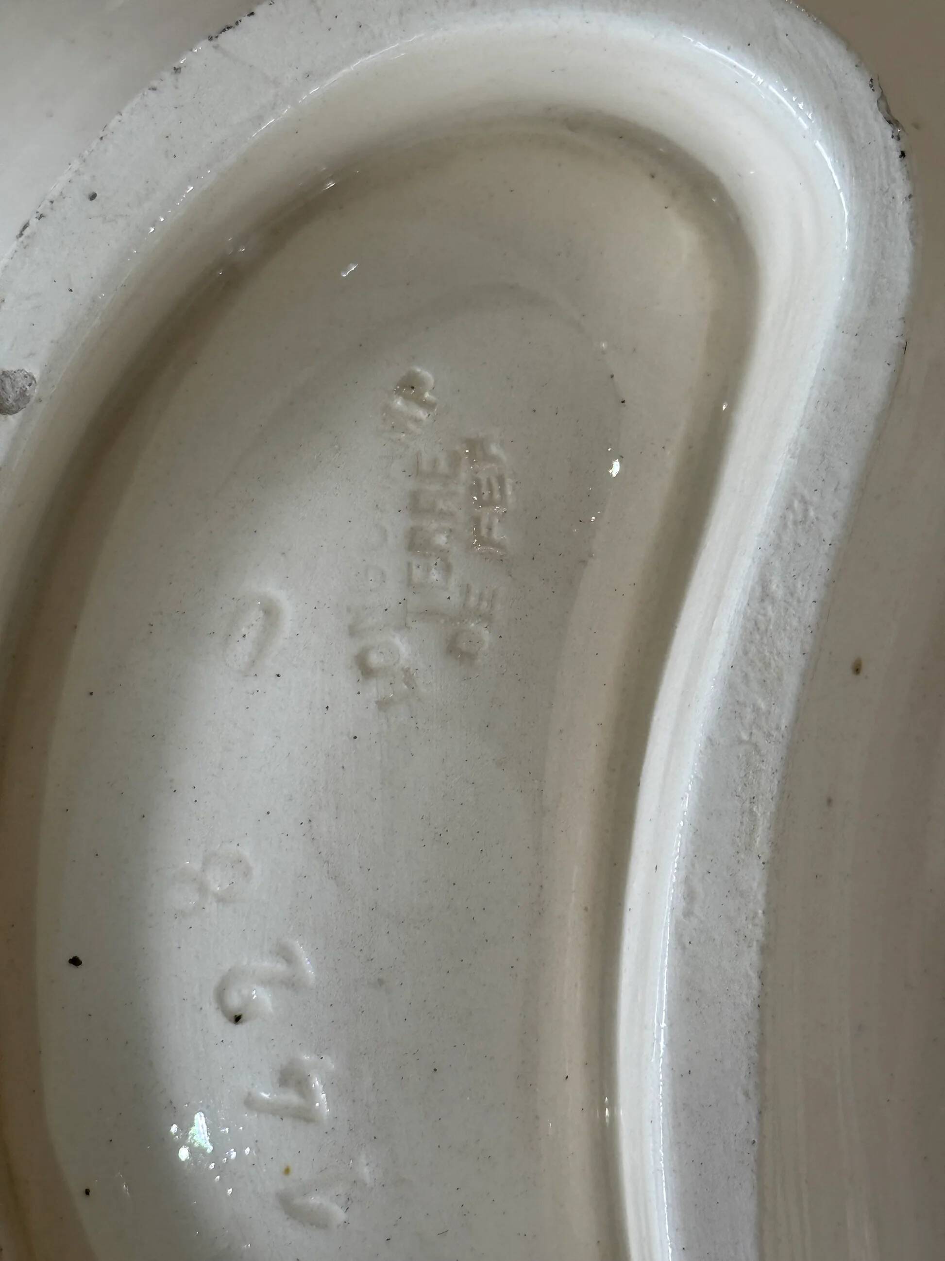 Old Longchamps plate Terre de Fer – Model 1428 – Floral decoration & asparagus in relief – 39 x 23 cm