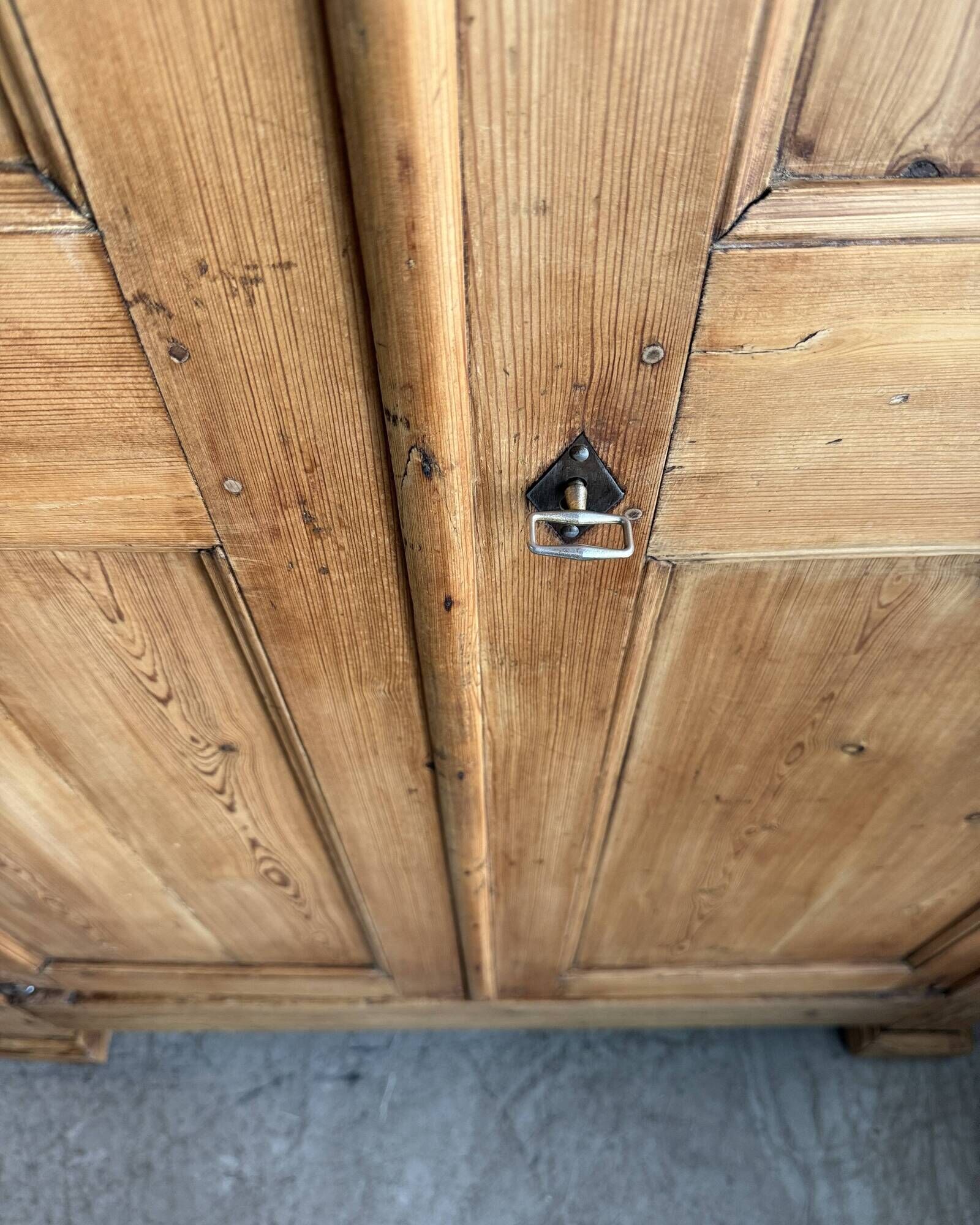 Armoire lingère ancienne en pin massif (rénovée)