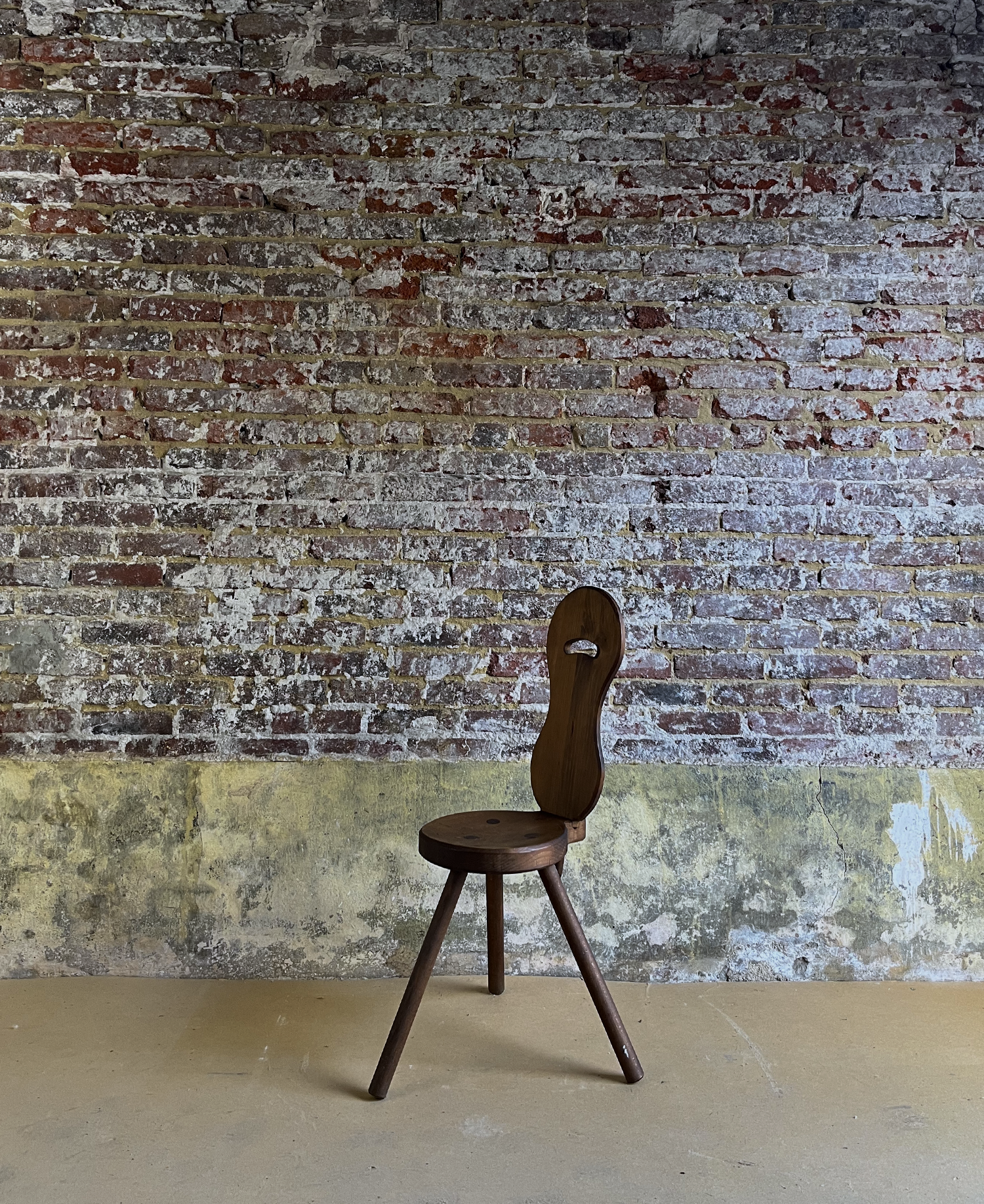 Tripod brutalist chair