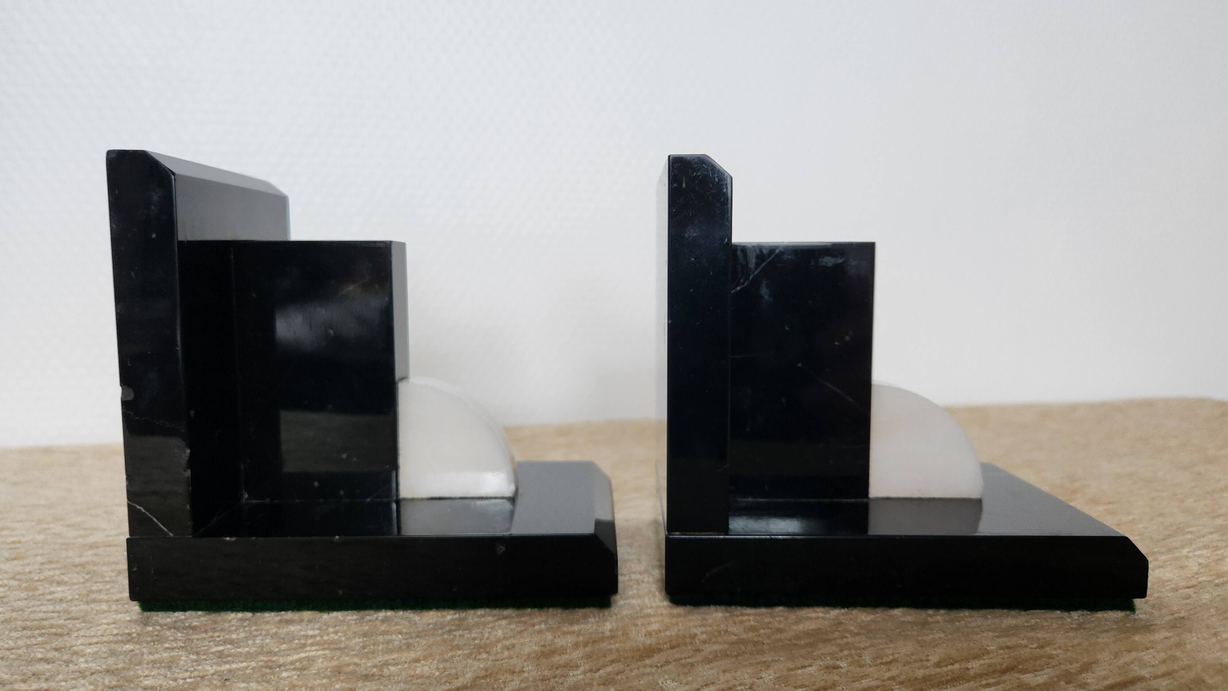 Geometric bookends in black marble and white stone – Art Deco style